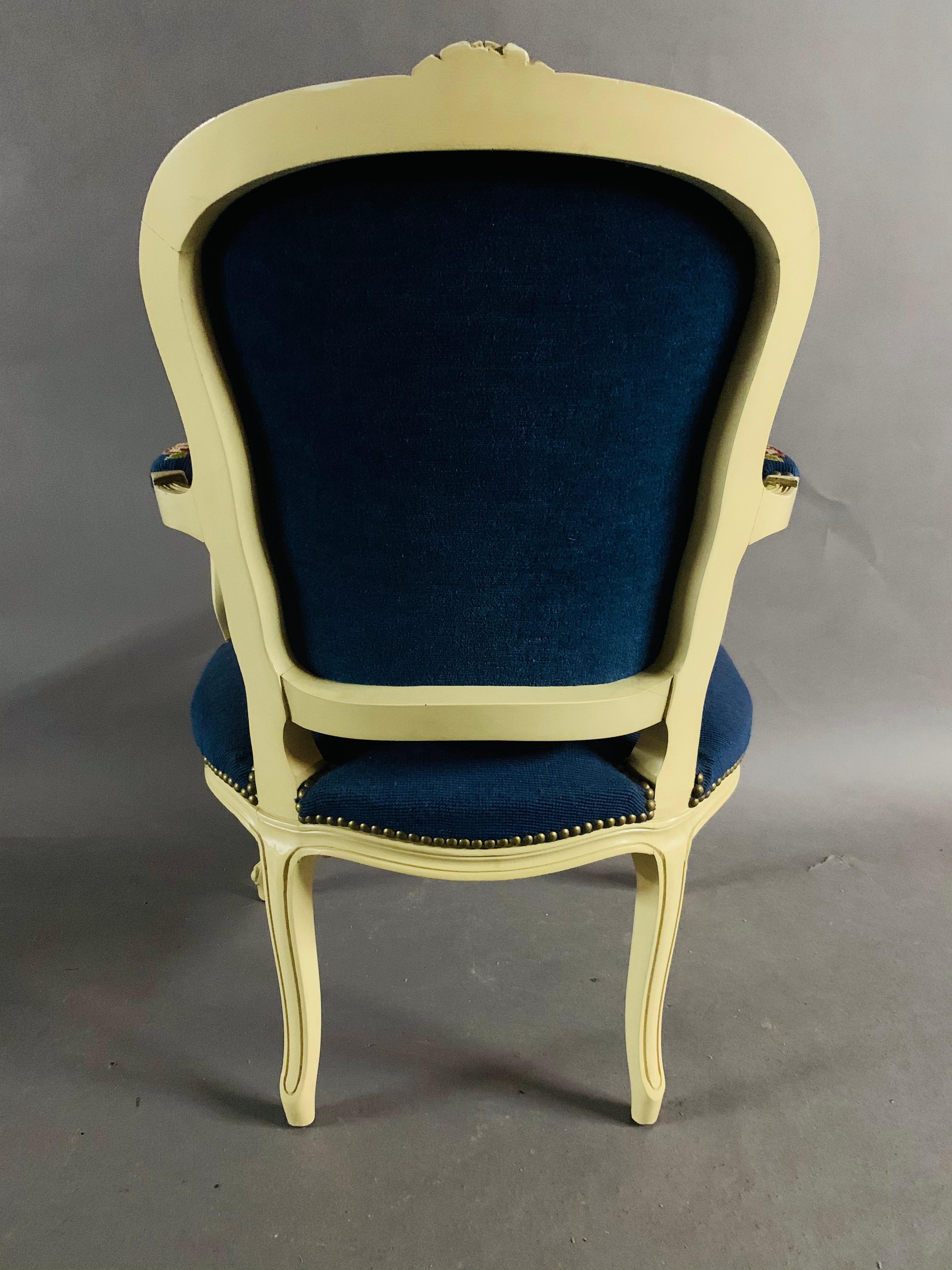 Schöner Sessel im Louis Quinze-Stil des 20. Jahrhunderts mit Wandteppich-Stickerei im Angebot 10