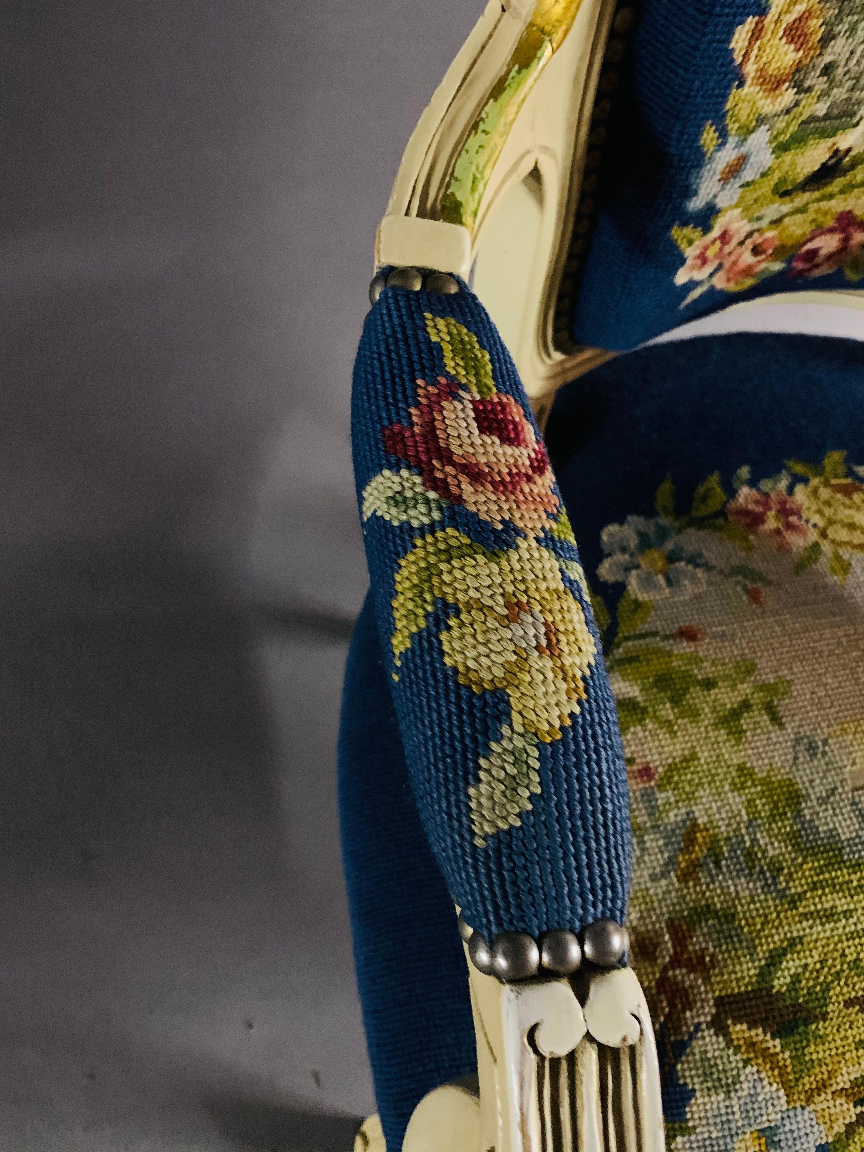 Schöner Sessel im Louis Quinze-Stil des 20. Jahrhunderts mit Wandteppich-Stickerei im Zustand „Gut“ im Angebot in Berlin, DE
