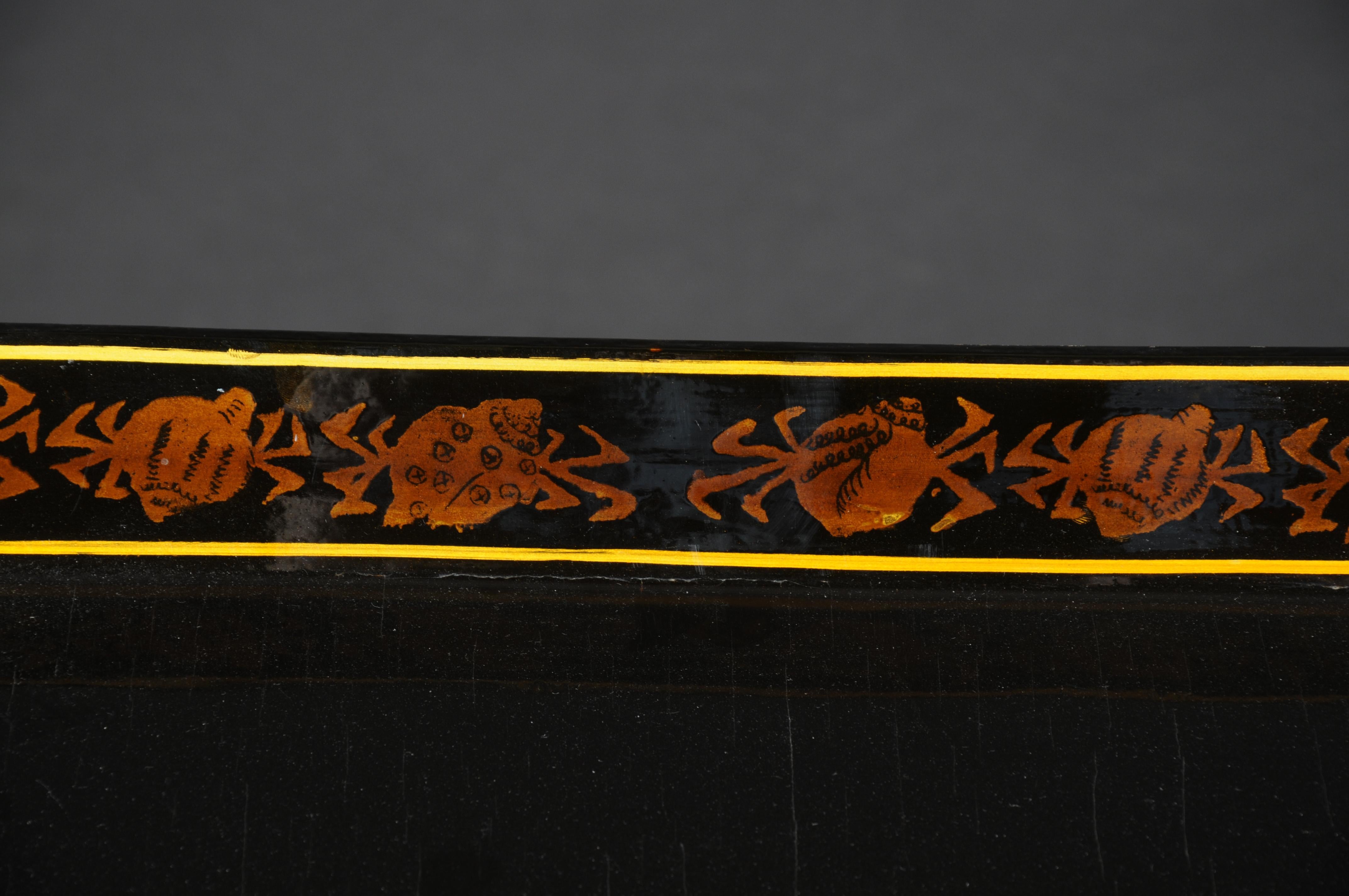 Schöner schwarzer Tabletttisch im pompejanischen Stil des 20. Jahrhunderts im Angebot 2
