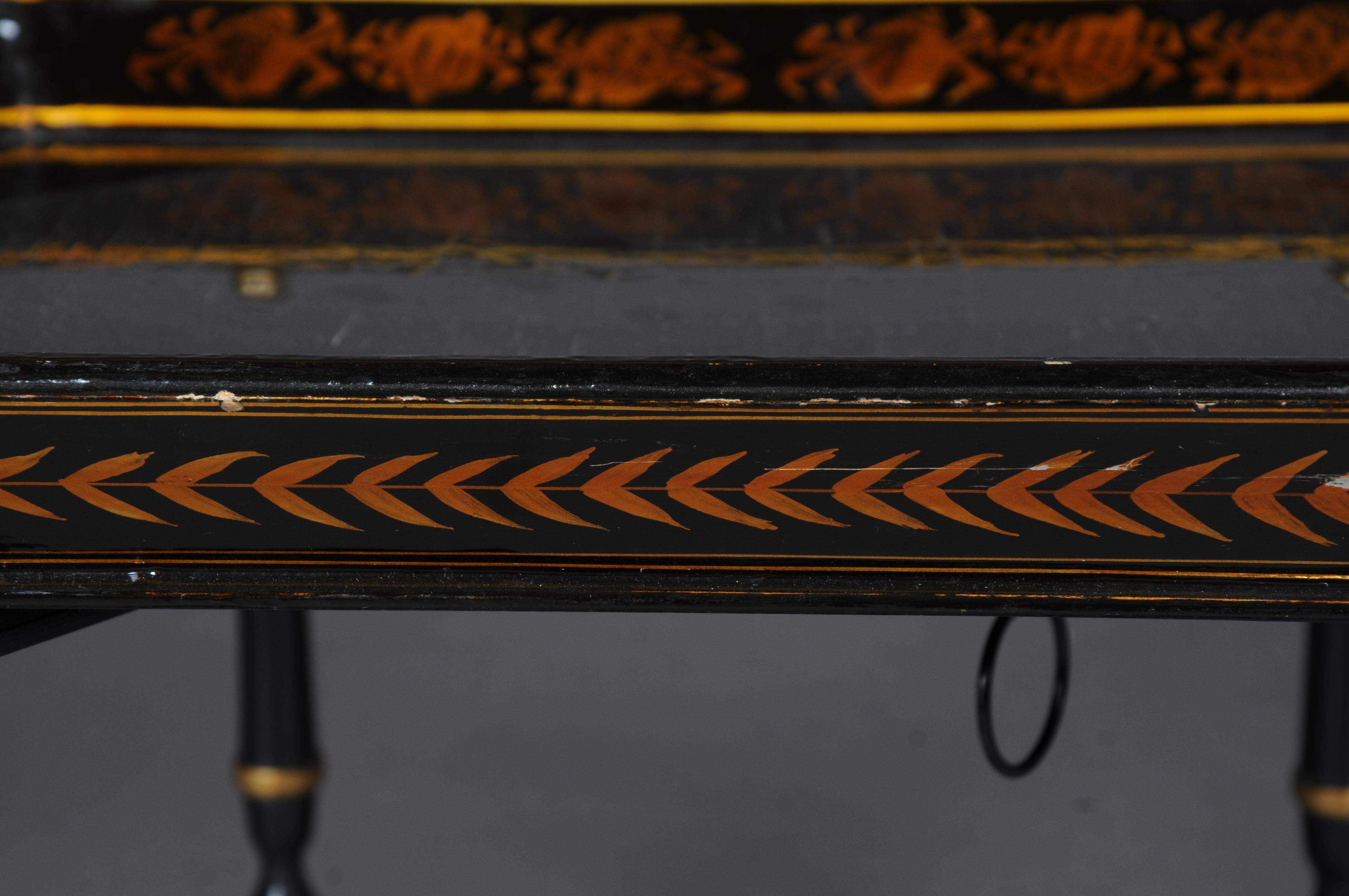 Schöner schwarzer Tabletttisch im pompejanischen Stil des 20. Jahrhunderts im Angebot 3