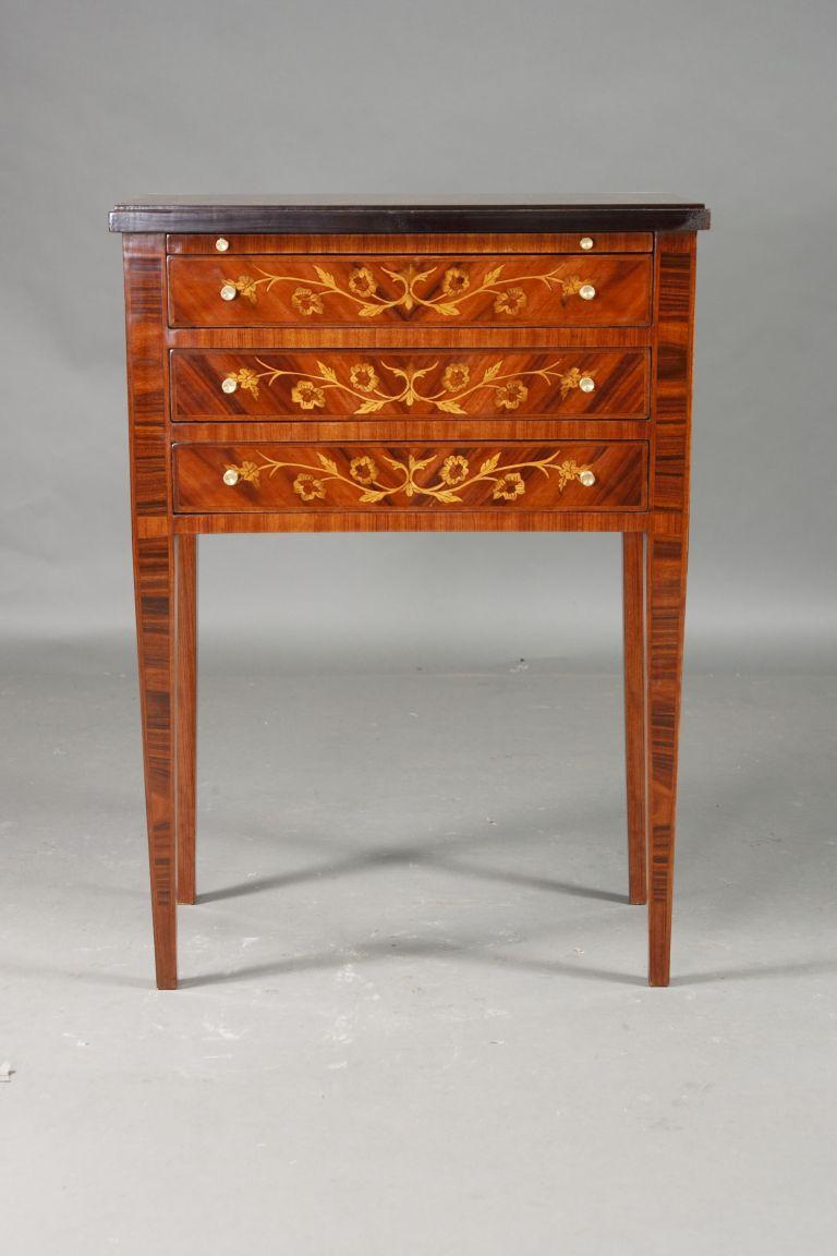 Schöner Louis XVI Beistelltisch, Konsole mit Intarsien.

Massivholz mit Furnier.
Schöner Beistelltisch aus dem Louis Seize. Mit reichen Einlegearbeiten. Hohe Beine mit drei Schubladen und einer ausziehbaren Platte, die als Ablagefläche