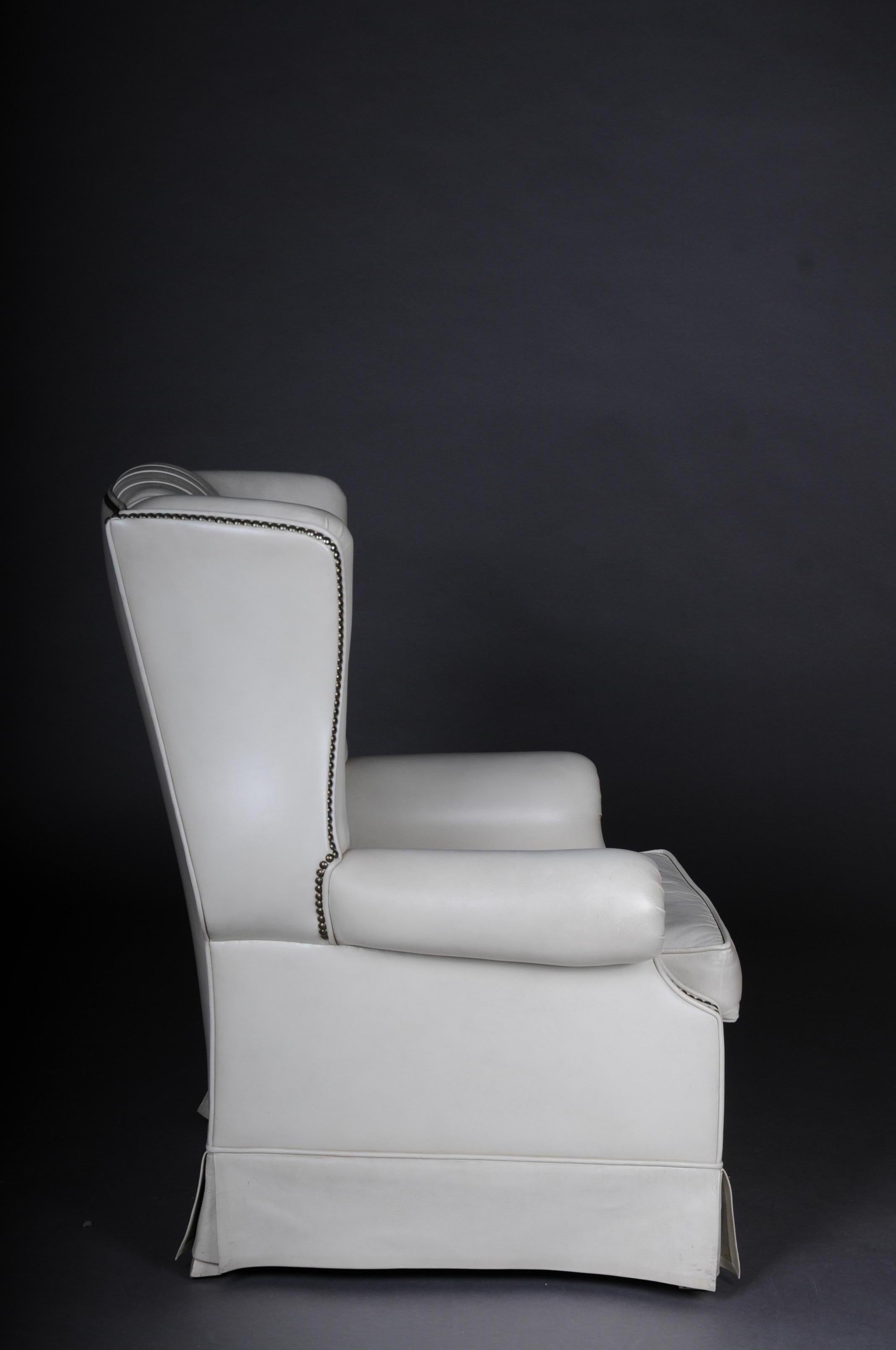 20th Century Beautiful Vintage Chesterfield Armchair / Club Chair, White In Good Condition For Sale In Berlin, DE