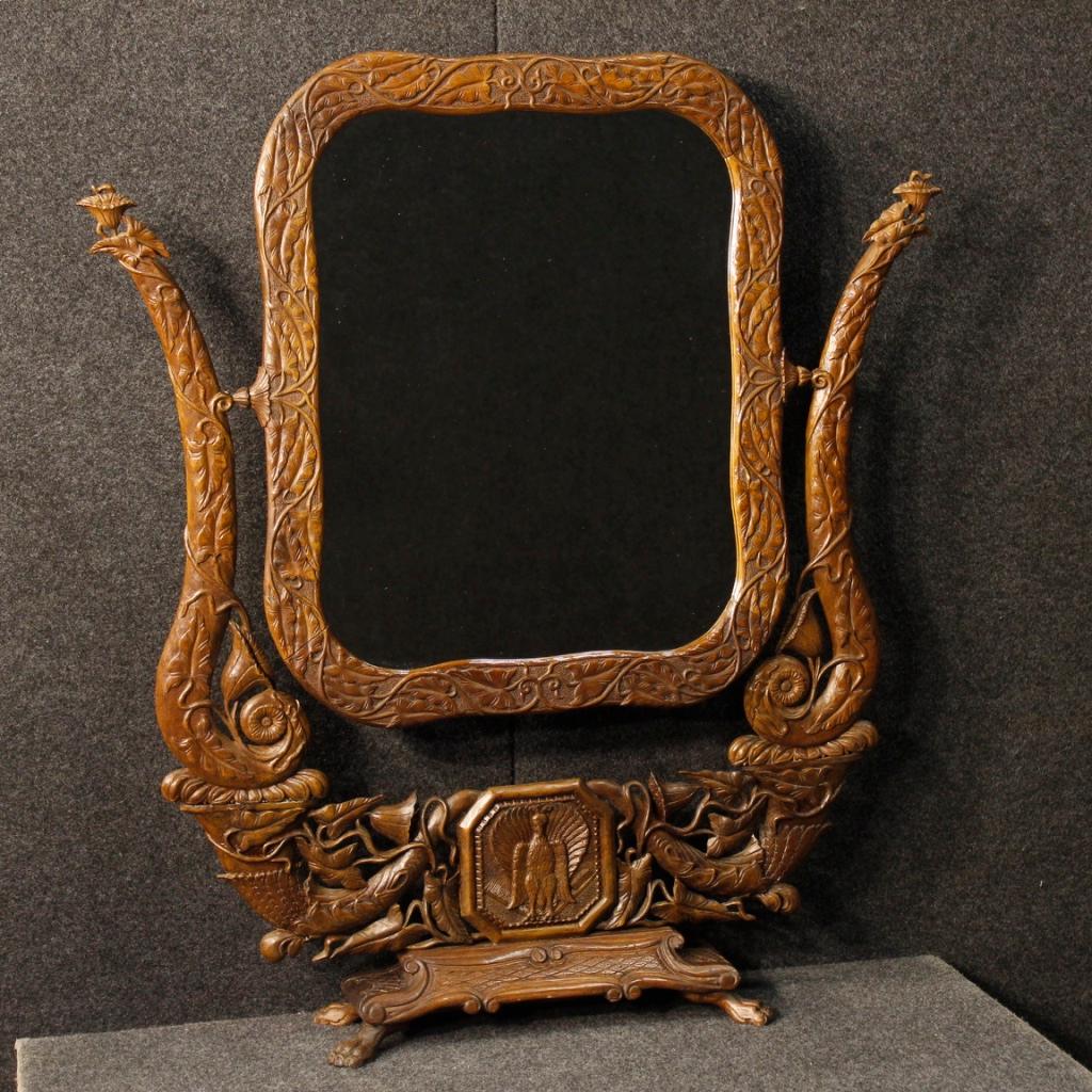 Miroir de cheval Art Nouveau français du 20e siècle. Objet finement sculpté et ciselé en bois de hêtre pour les antiquaires et les collectionneurs. Miroir de chambre ou de salon magnifiquement décoré, soutenu par quatre pieds zoomorphes (voir