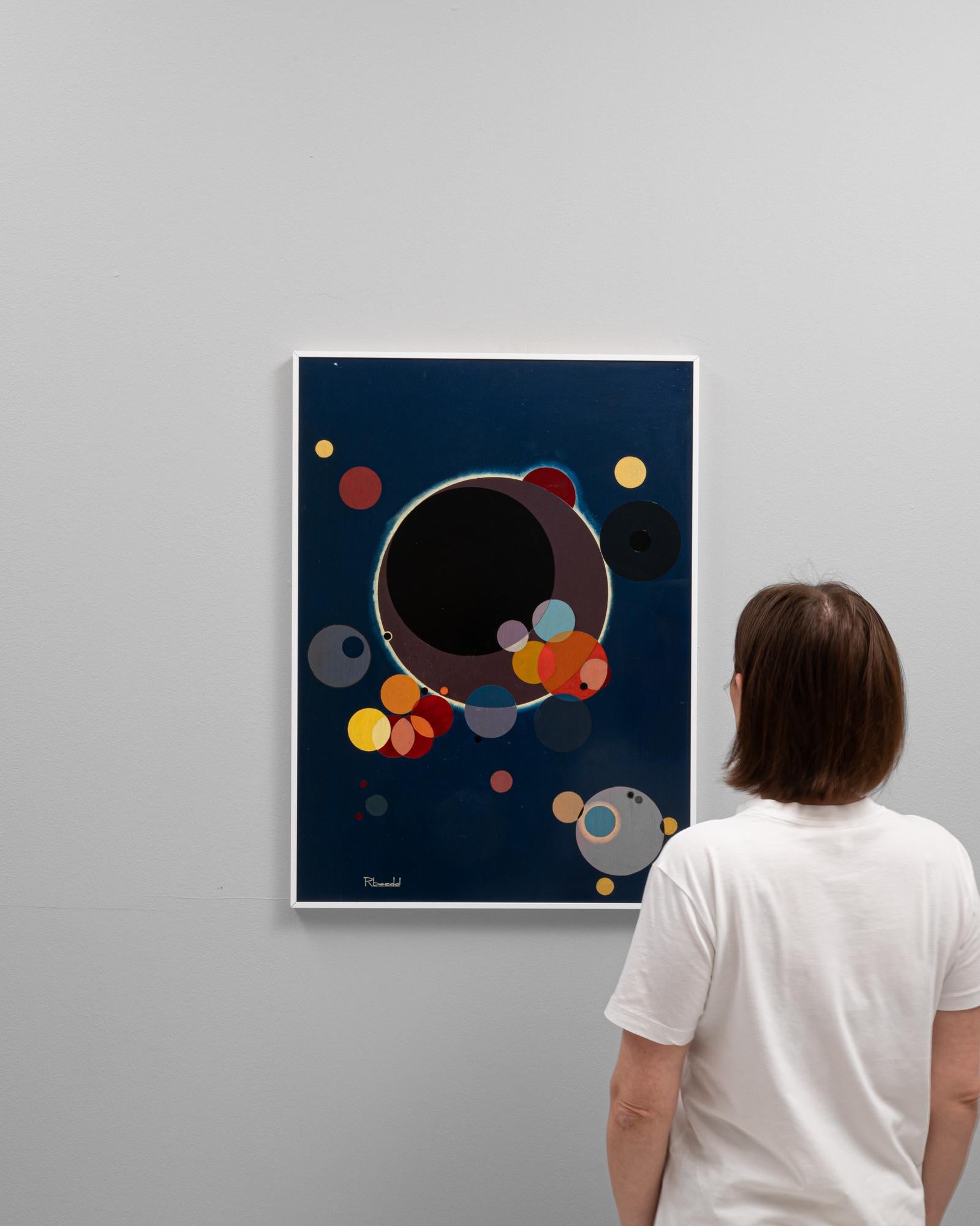 Esta obra de arte belga del siglo XX de René Berdal, elegantemente enmarcada en metal, cautiva con su composición celestial de círculos y orbes superpuestos. Sobre un fondo azul marino intenso, los distintos tamaños y colores de los círculos -desde