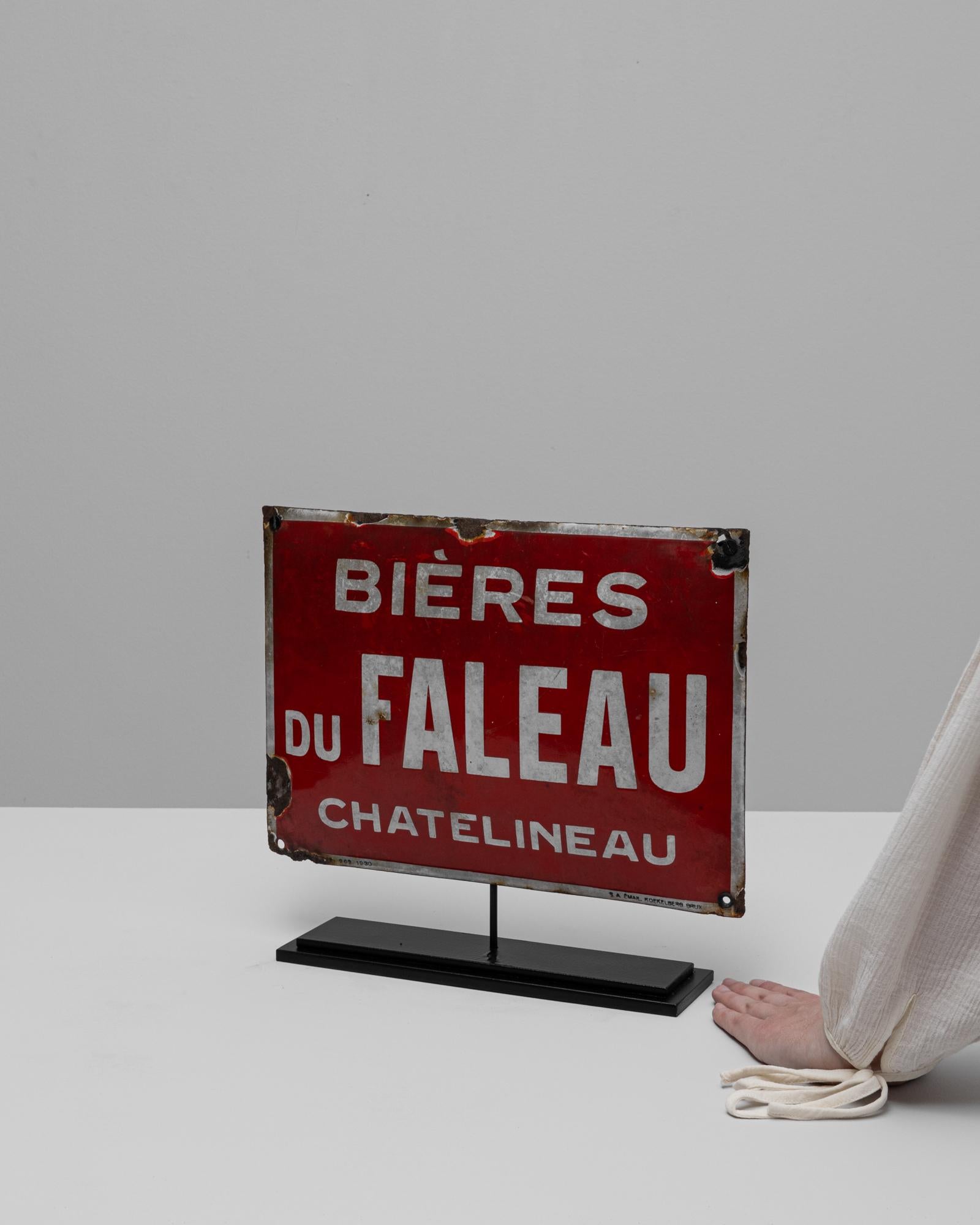 Questa insegna belga del XX secolo, Bières du Faleau, Châtelineau, presenta un fascino grafico audace e un autentico carattere vintage. Caratterizzata da scritte bianche di grande effetto su un ricco sfondo rosso, l'insegna riflette il classico