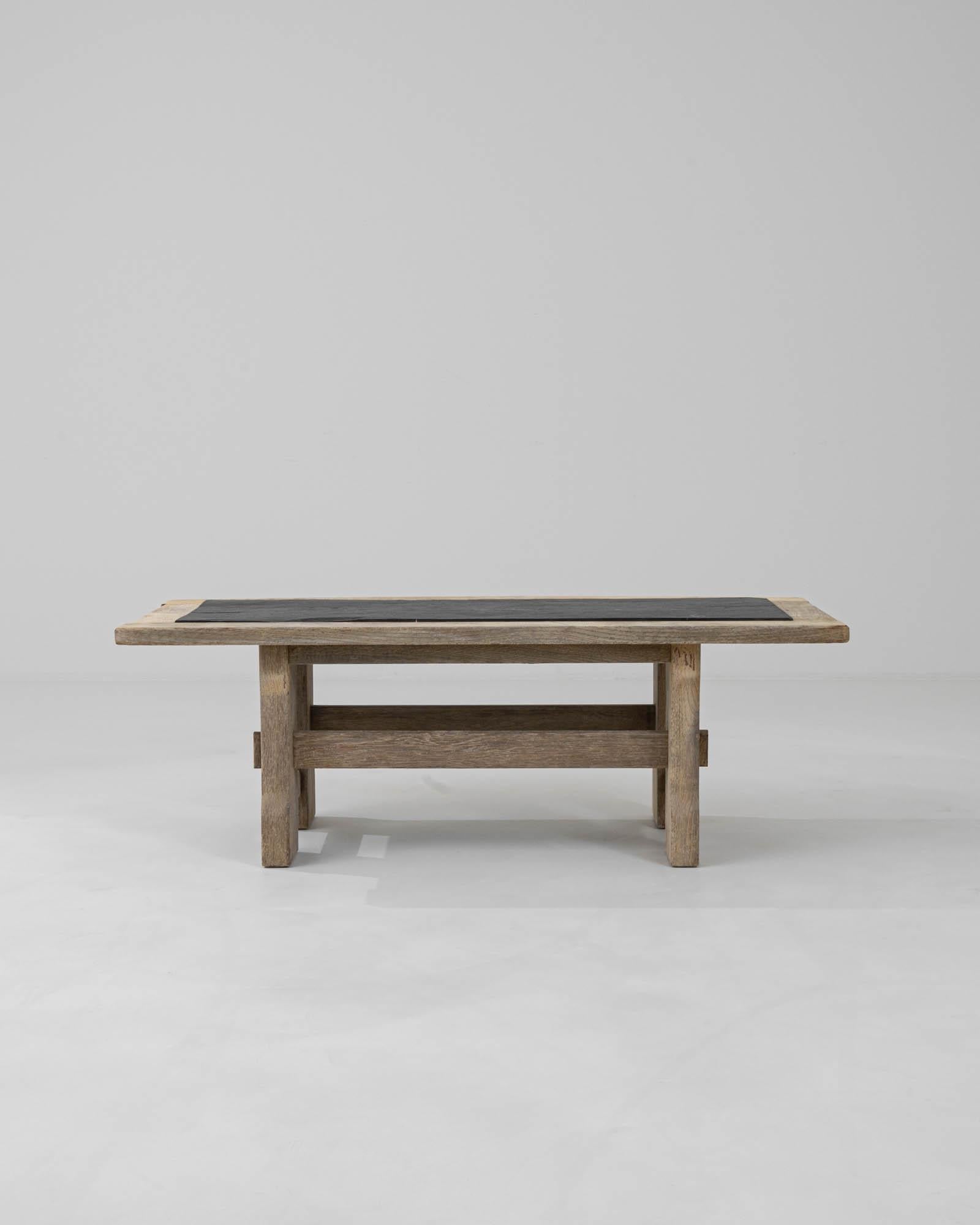 Belge Table basse belge du 20ème siècle en chêne blanchi avec plateau en pierre en vente