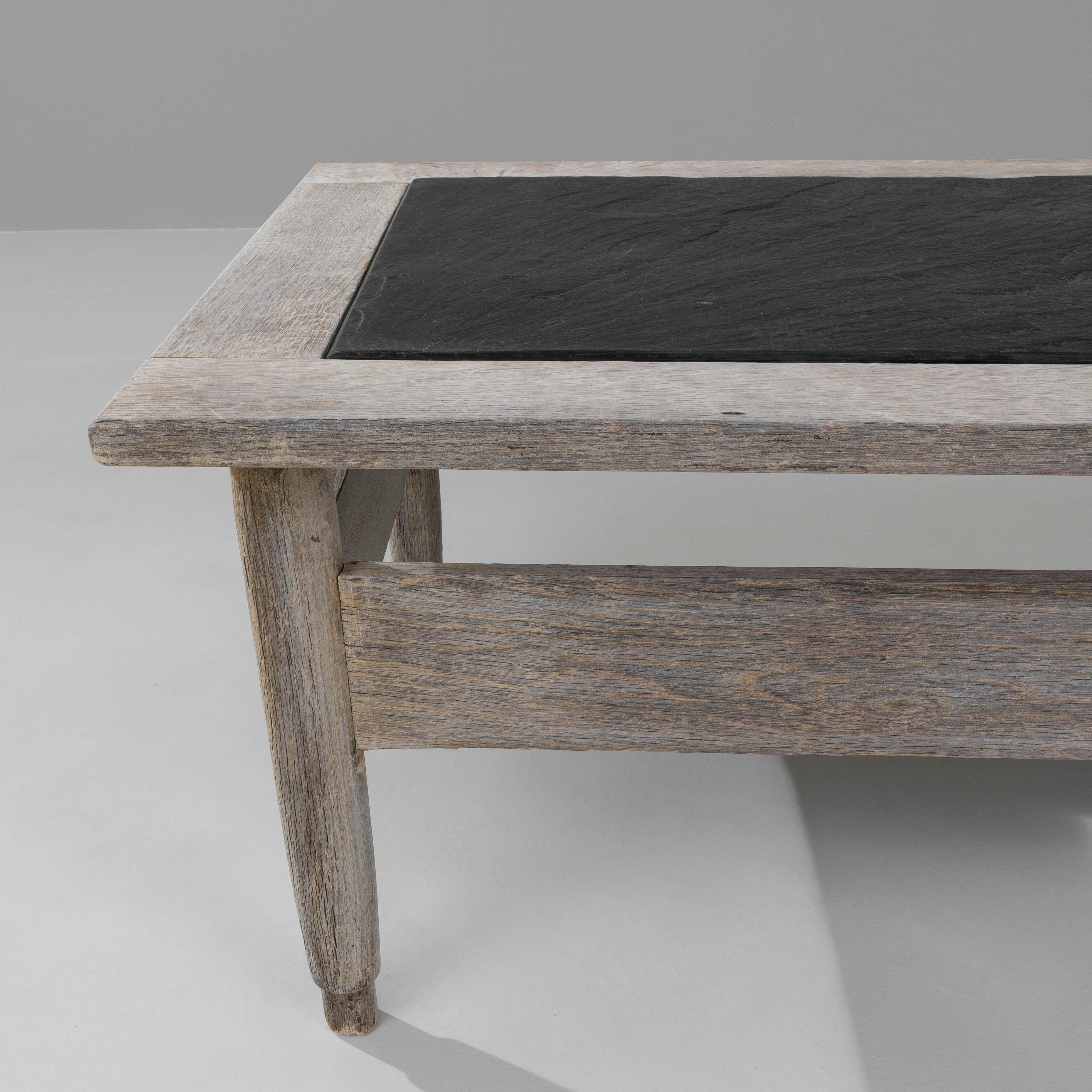 Table basse belge du 20ème siècle en chêne blanchi avec plateau en pierre Bon état - En vente à High Point, NC