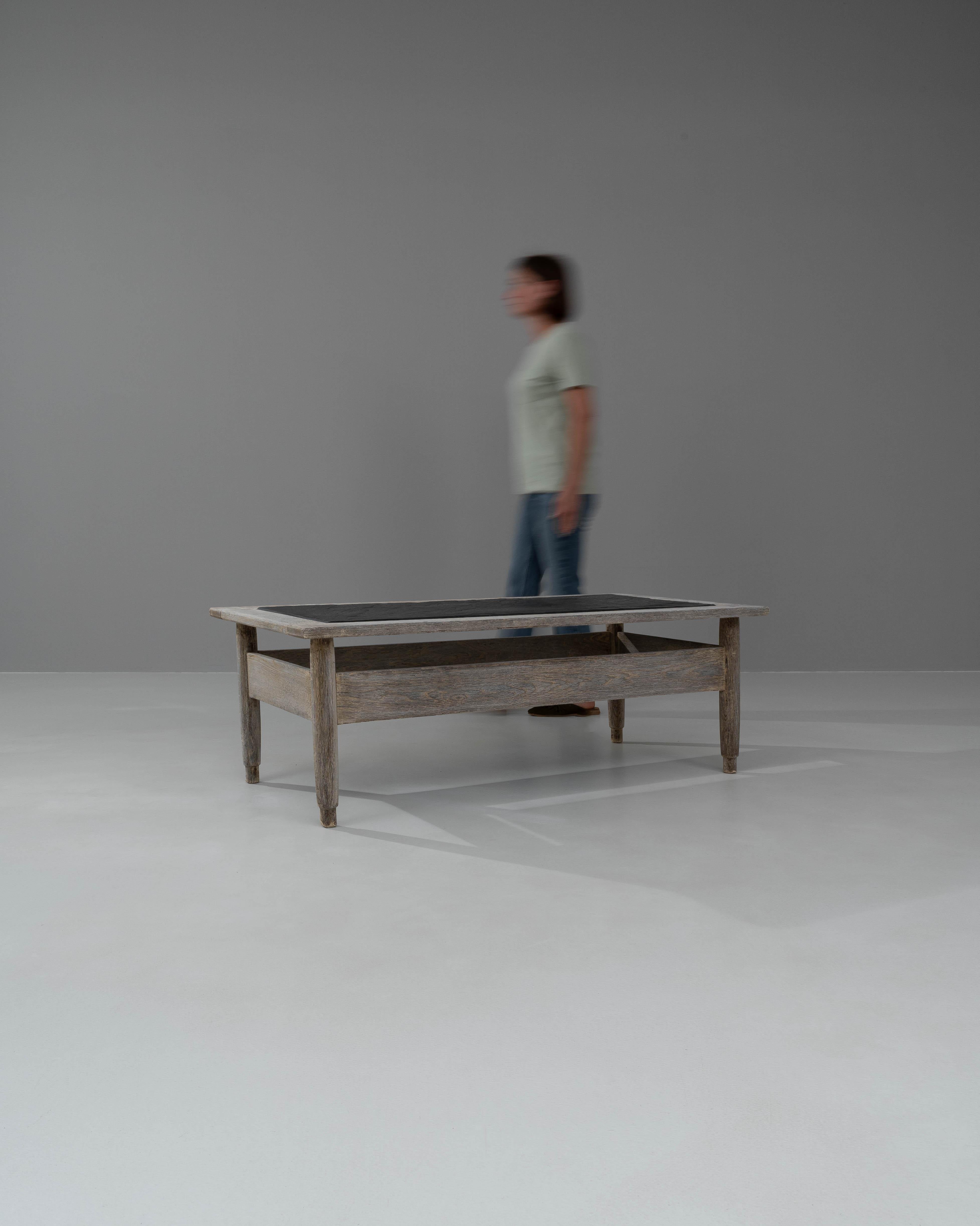 Table basse belge du 20ème siècle en chêne blanchi avec plateau en pierre en vente 1