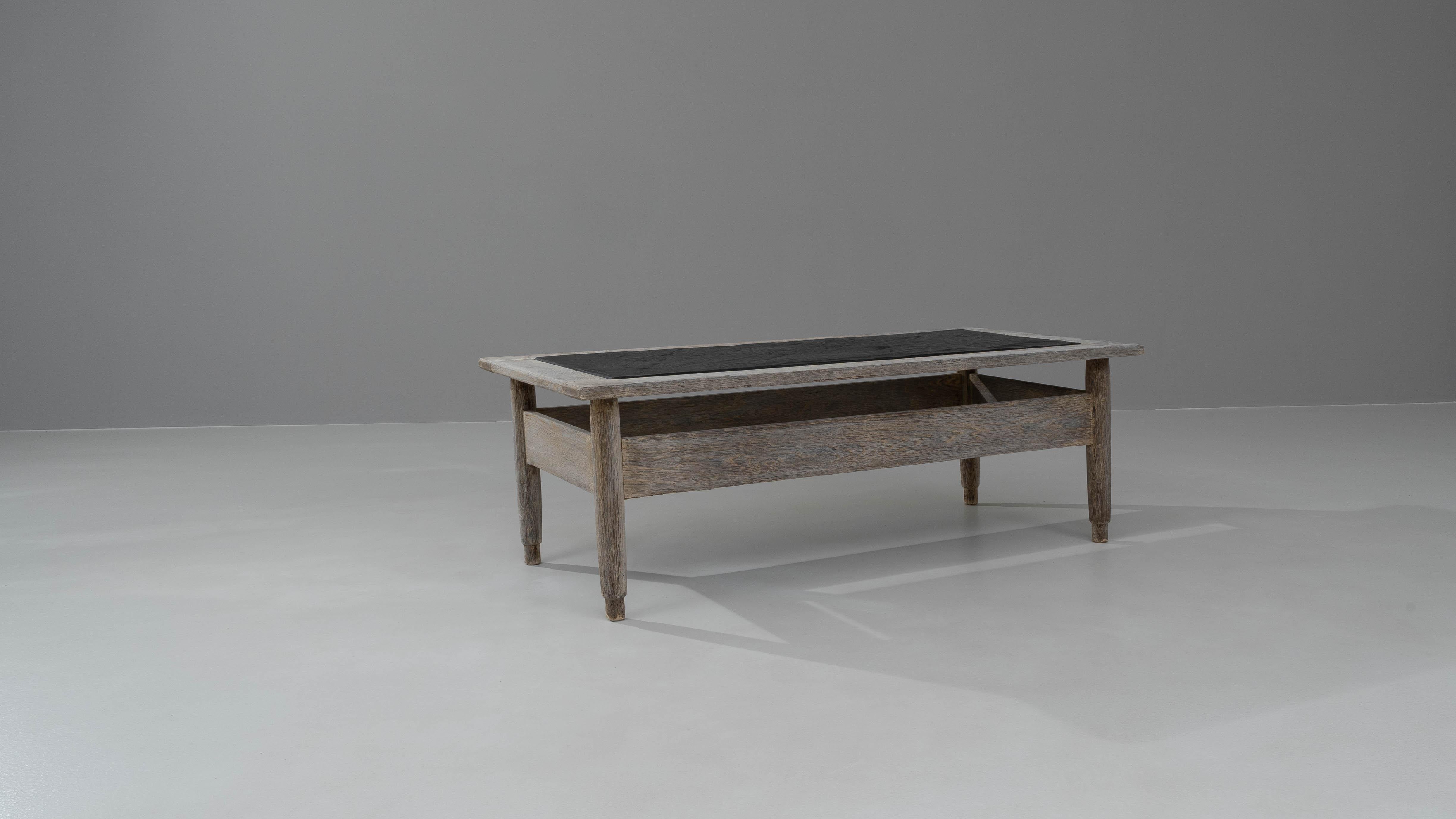 Table basse belge du 20ème siècle en chêne blanchi avec plateau en pierre en vente 2