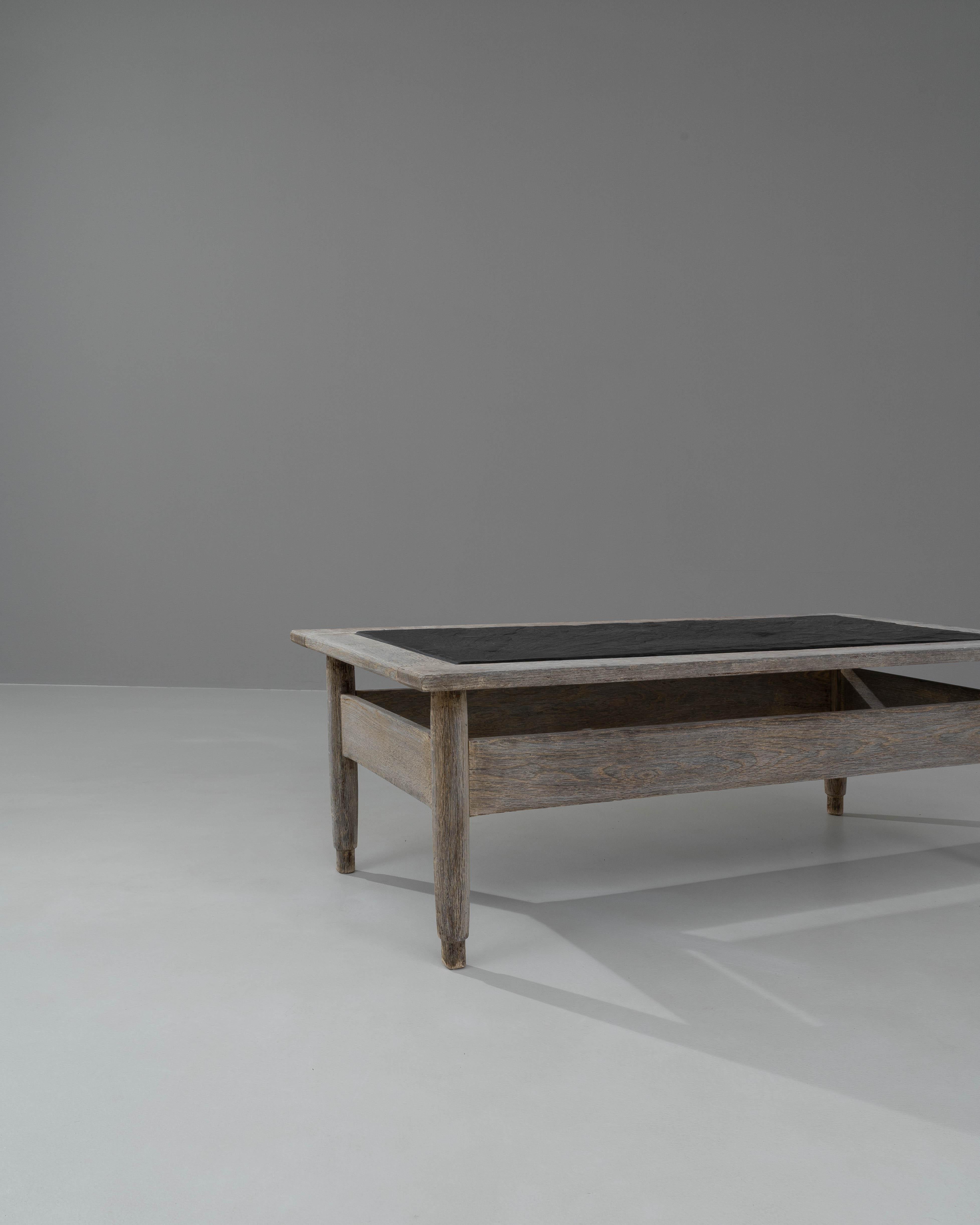 Table basse belge du 20ème siècle en chêne blanchi avec plateau en pierre en vente 3
