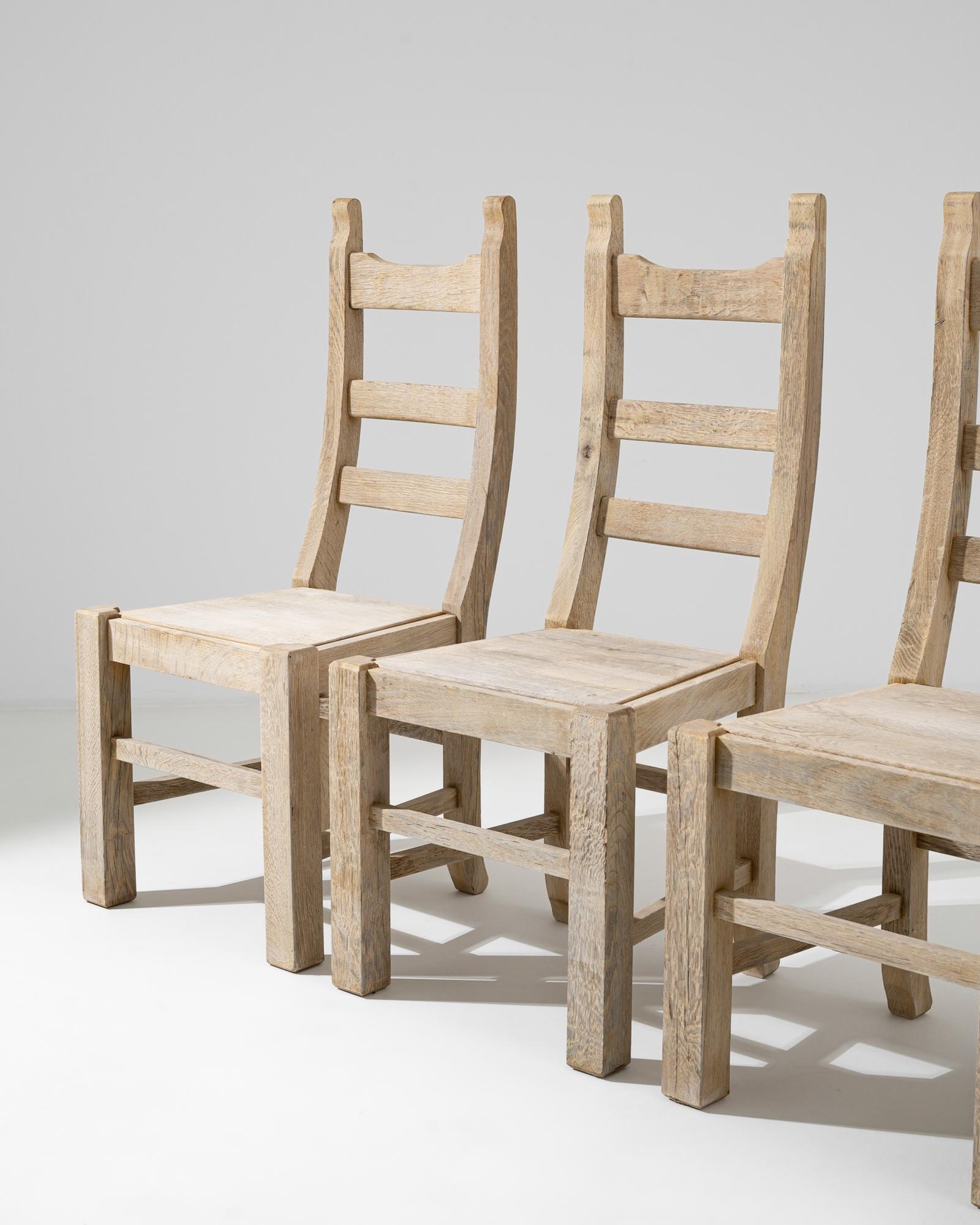Chaises de salle à manger en chêne blanchi de Belgique, 20e siècle, ensemble de cinq pièces en vente 3