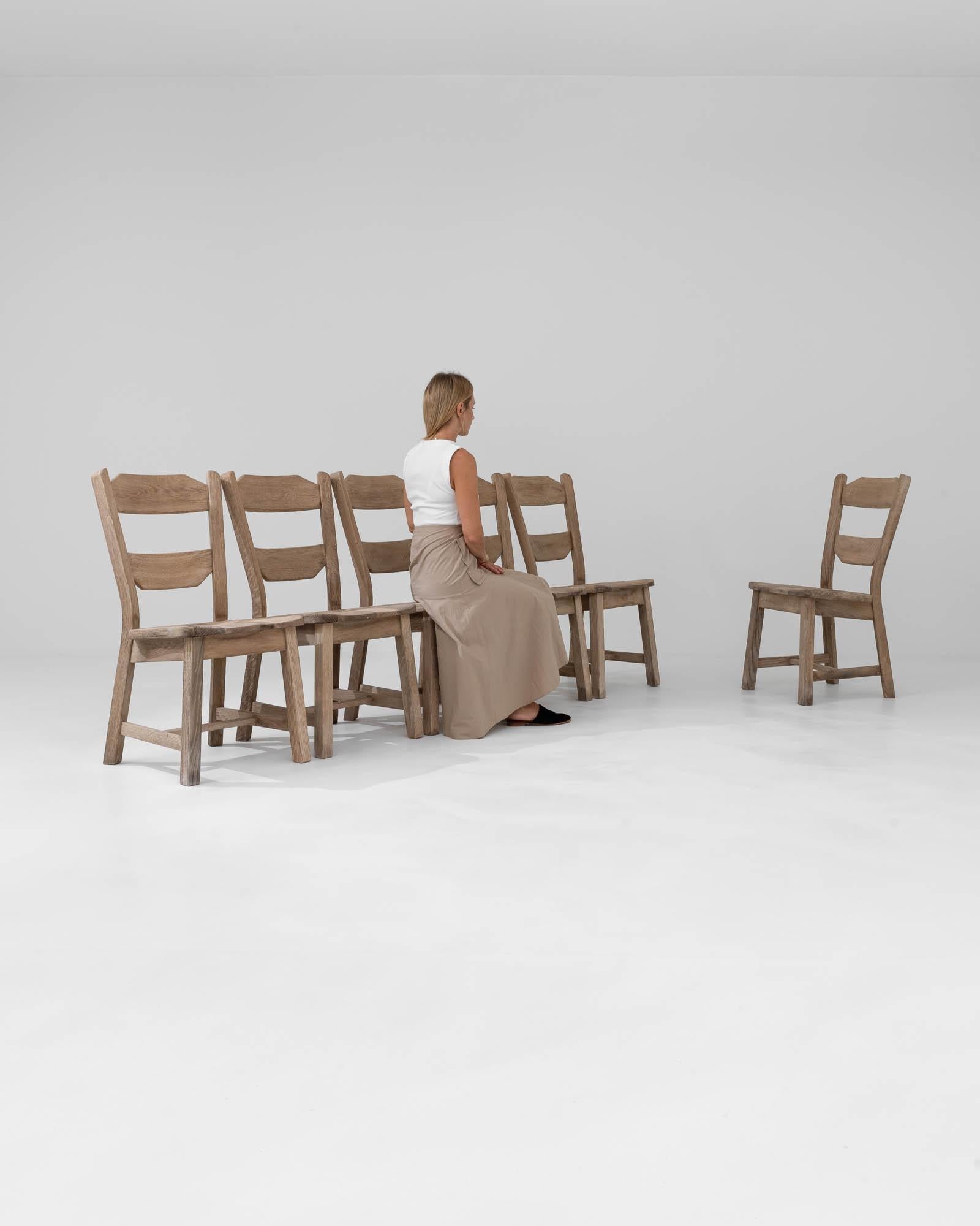 Bois Chaises de salle à manger en chêne blanchi belge du 20e siècle, ensemble de six chaises en vente