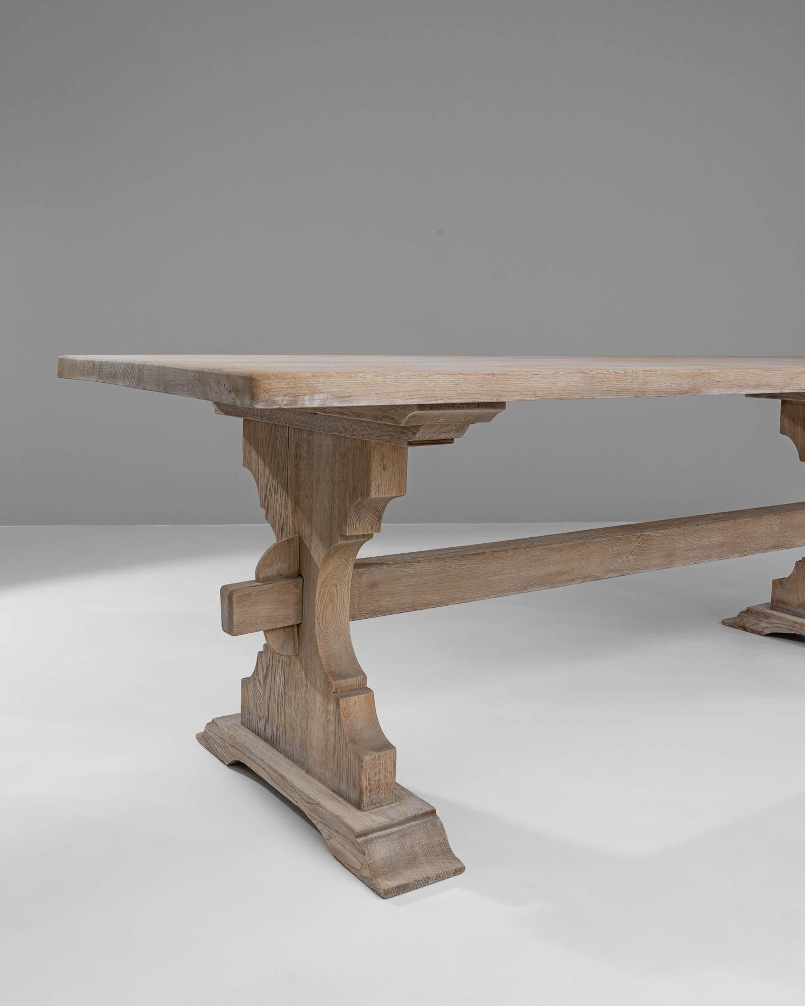 Mesa de comedor de roble blanqueado belga del siglo XX en venta 5
