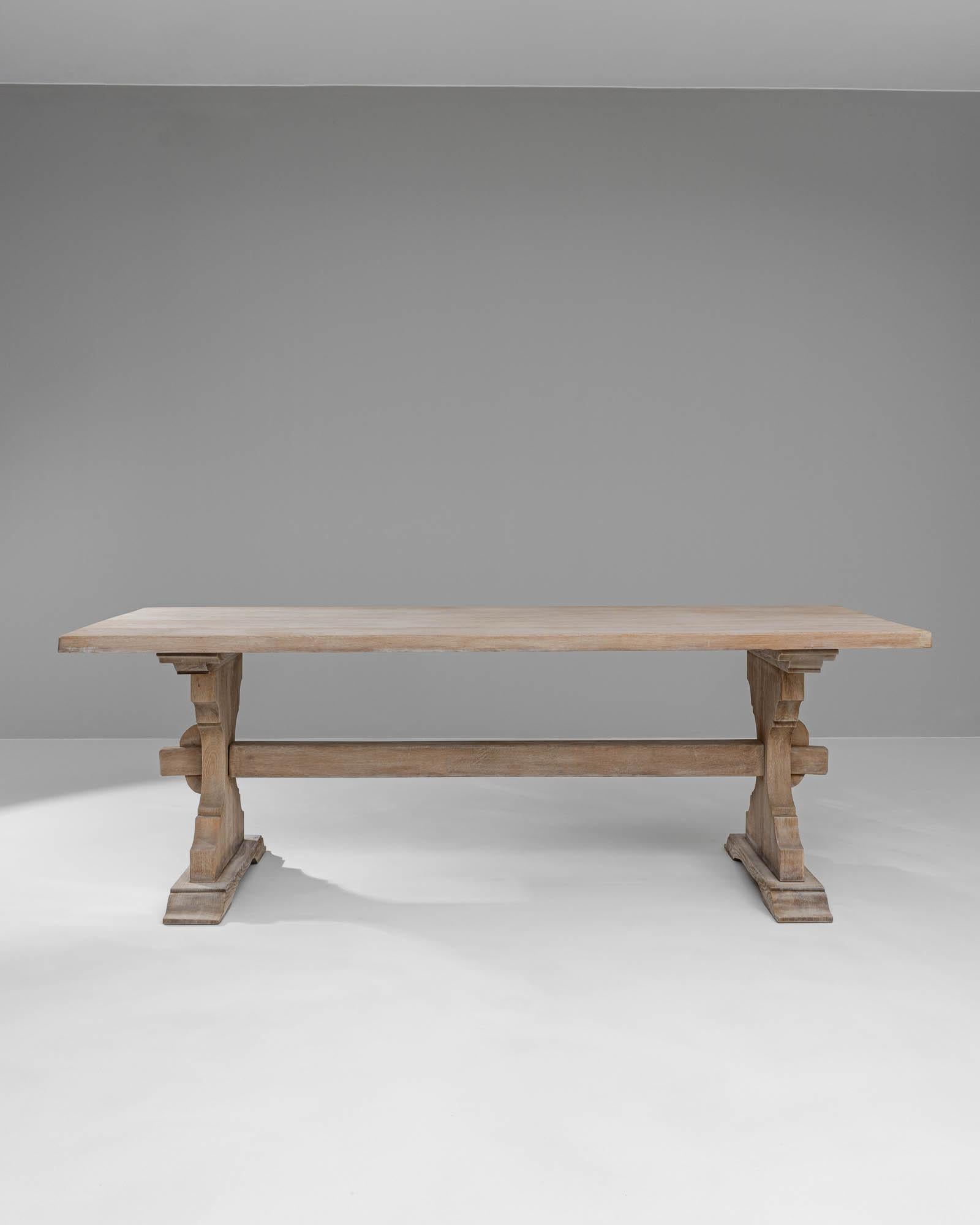 Mesa de comedor de roble blanqueado belga del siglo XX Belga en venta