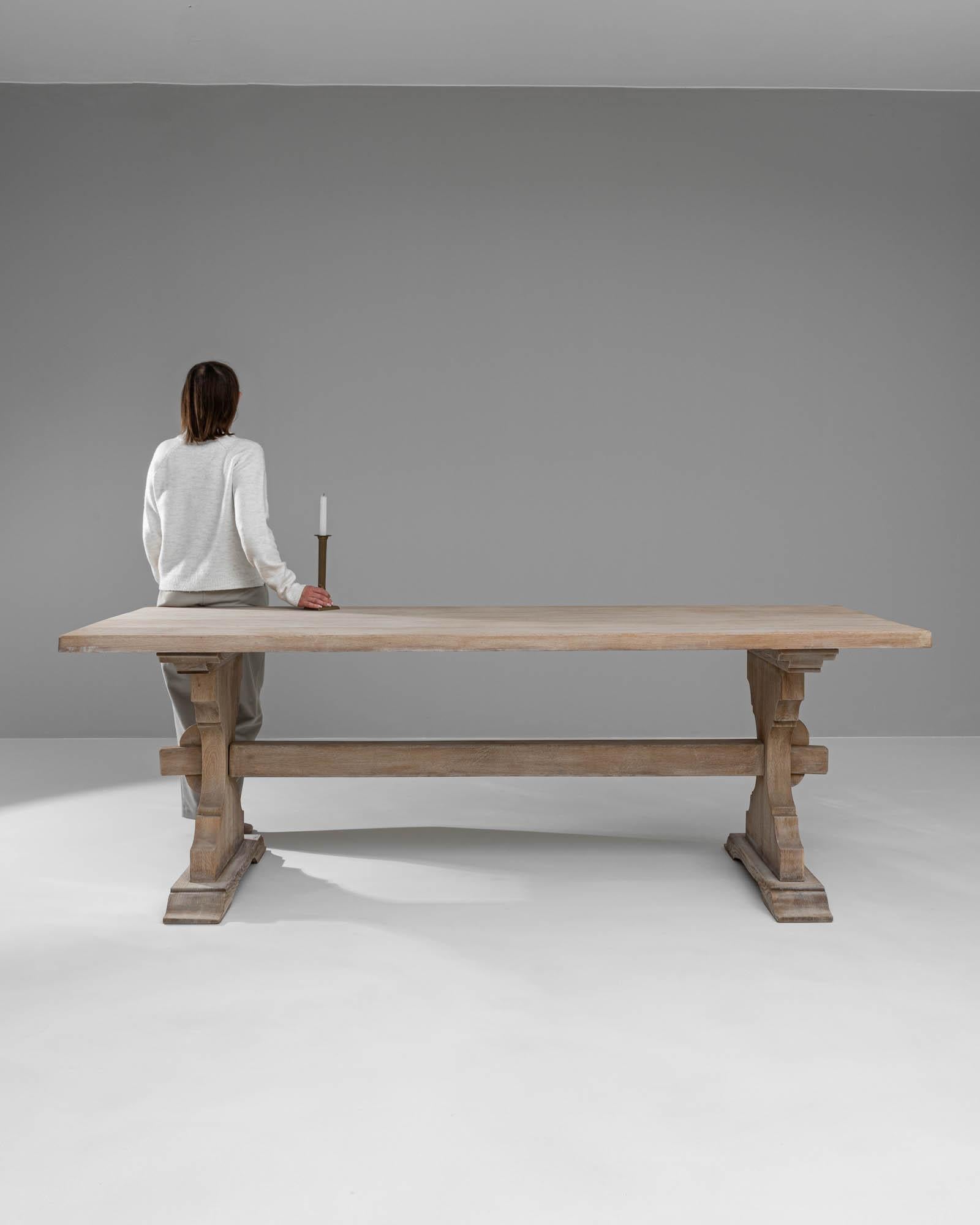 Mesa de comedor de roble blanqueado belga del siglo XX en Bastante bueno estado para la venta en High Point, NC