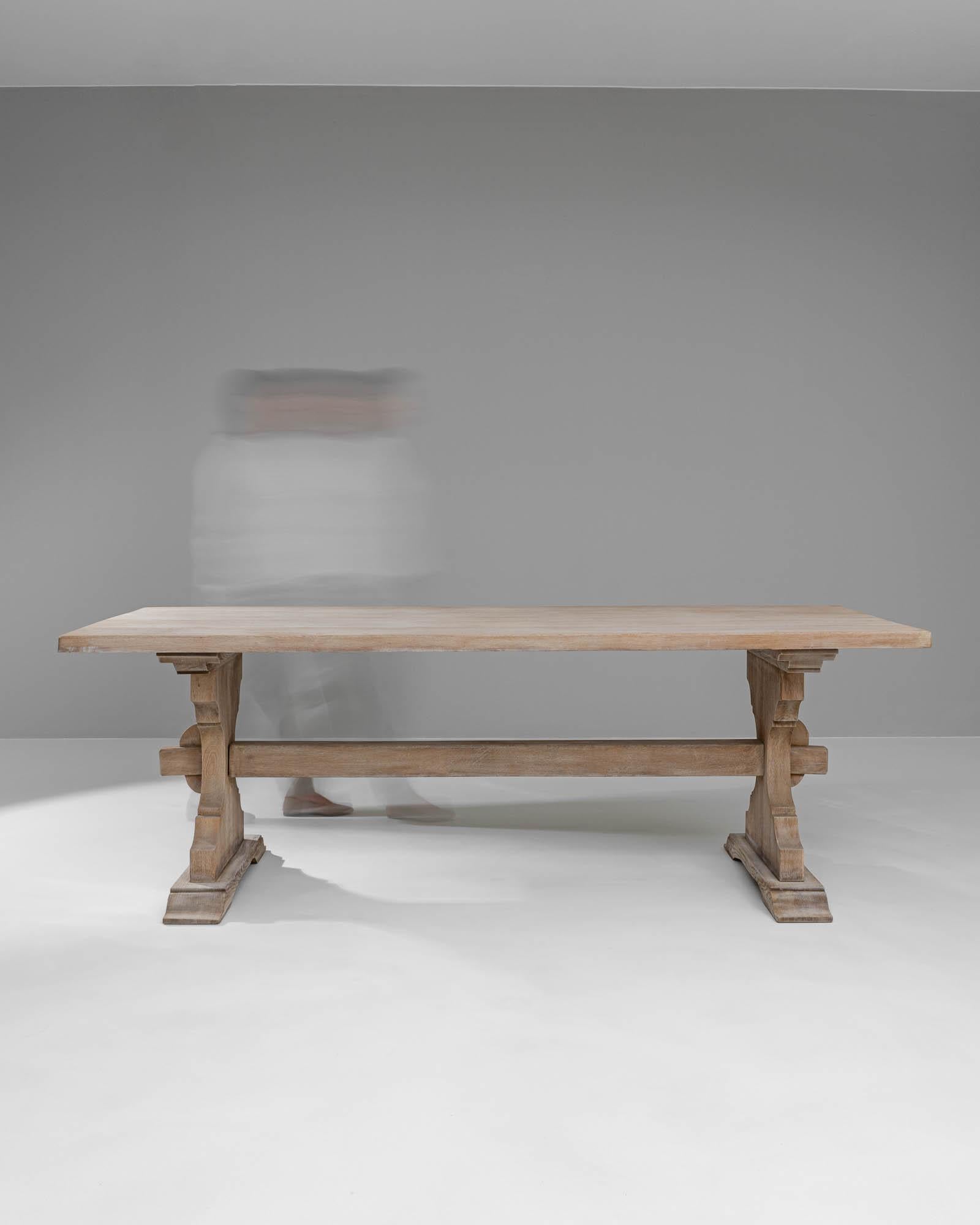Mesa de comedor de roble blanqueado belga del siglo XX Roble en venta