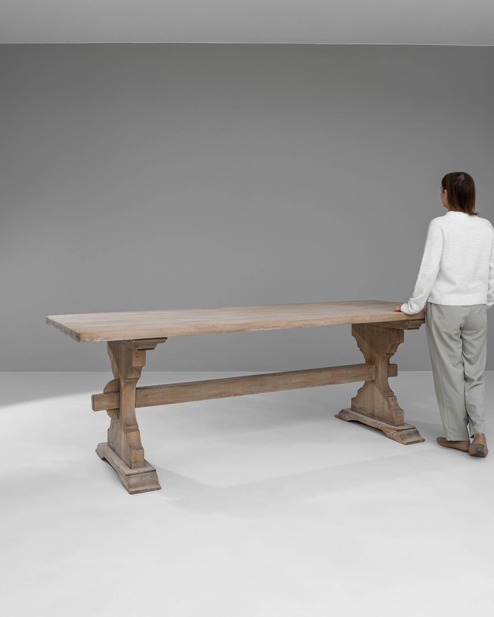 Mesa de comedor de roble blanqueado belga del siglo XX en venta 1