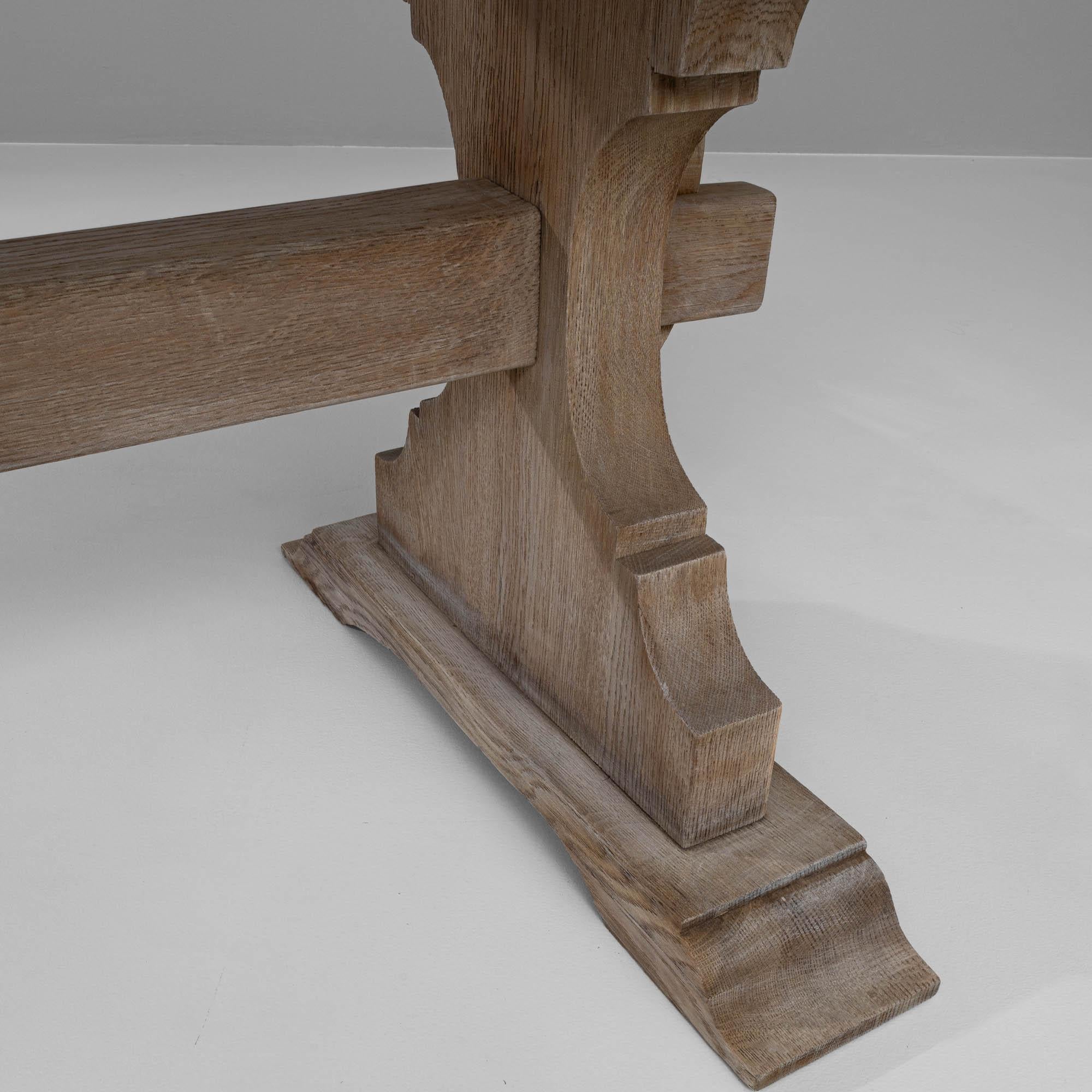 Mesa de comedor de roble blanqueado belga del siglo XX en venta 4