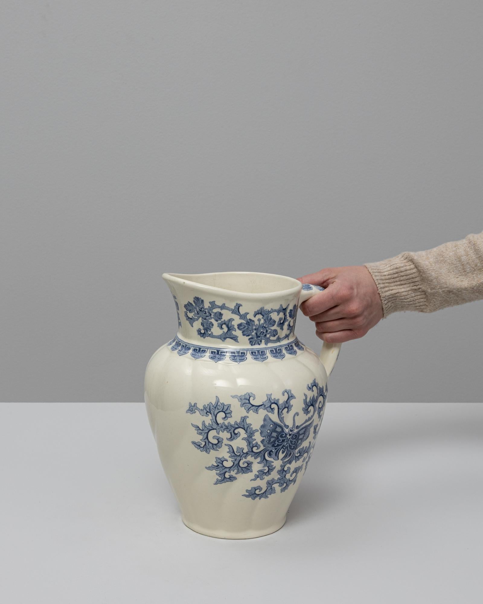 Pichet en céramique Chinoiserie bleue belge du 20e siècle Bon état - En vente à High Point, NC