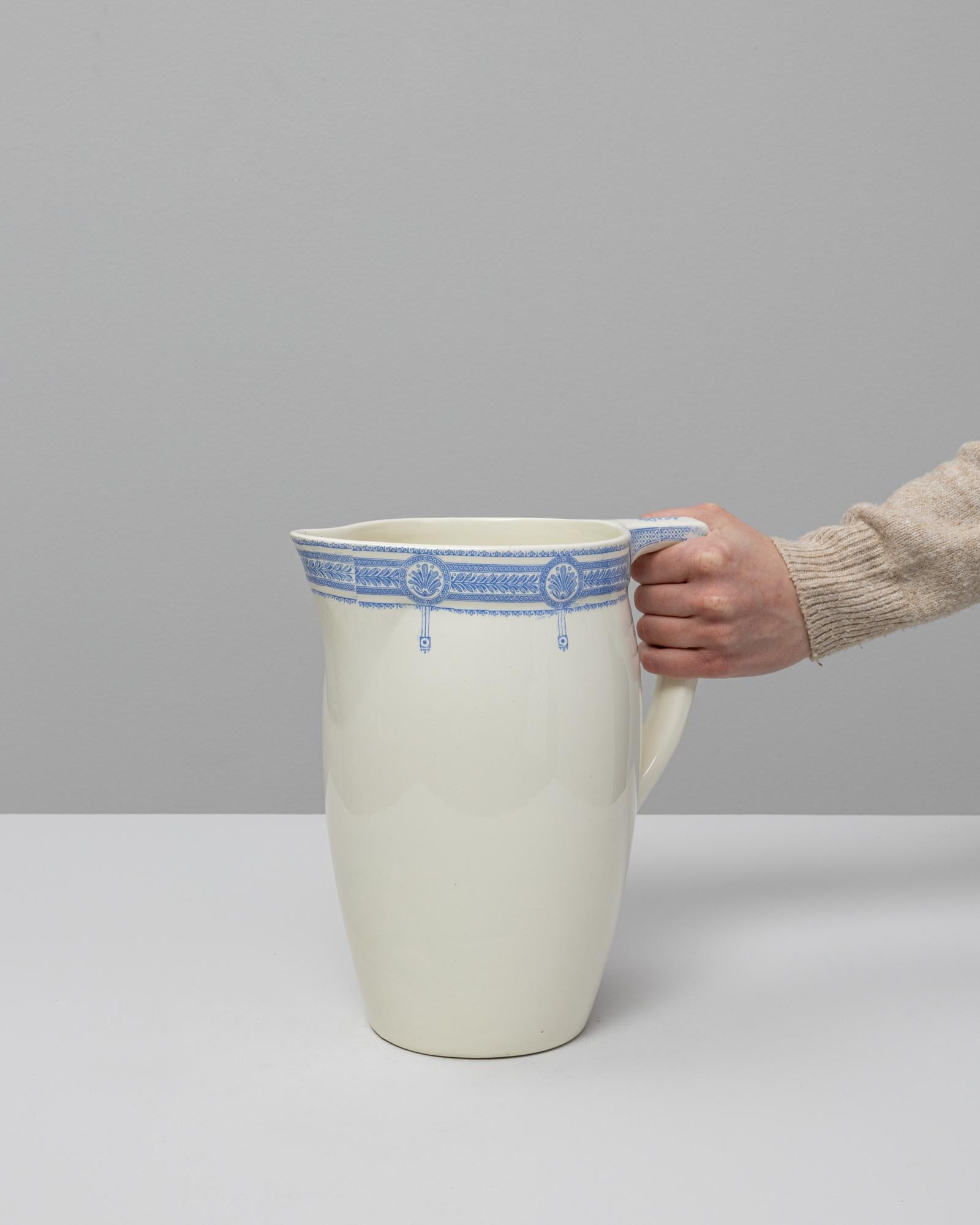 Brocca in ceramica a cineserie blu belga del XX secolo In condizioni buone in vendita a High Point, NC