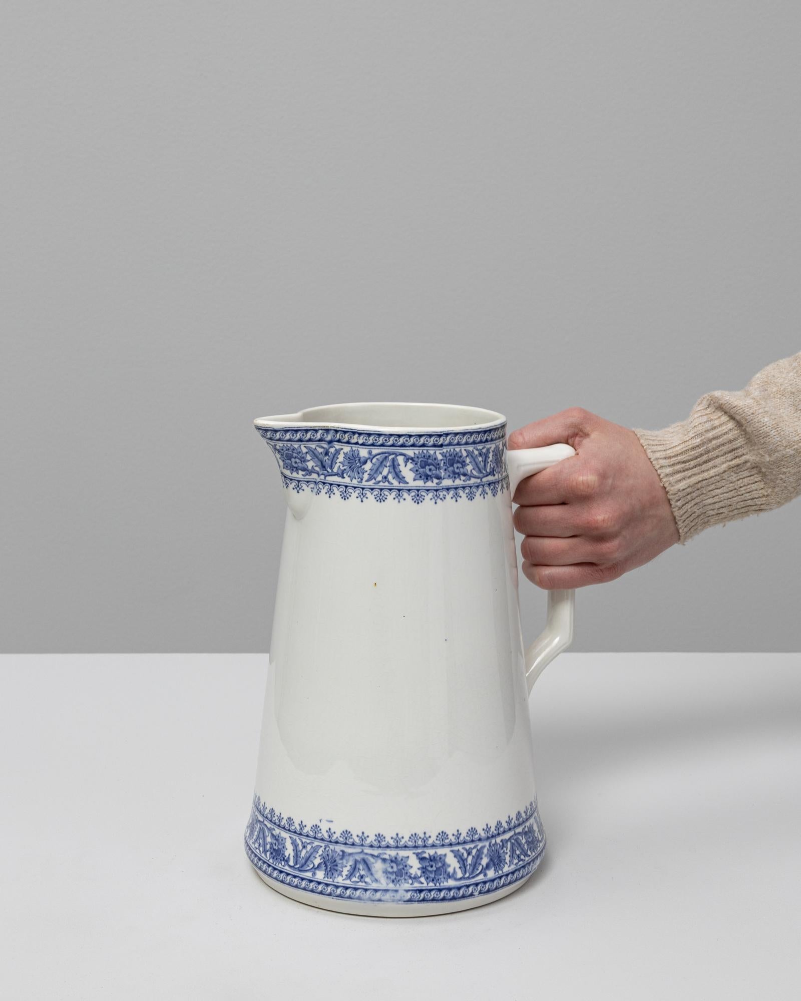 Brocca in ceramica a cineserie blu belga del XX secolo In condizioni buone in vendita a High Point, NC