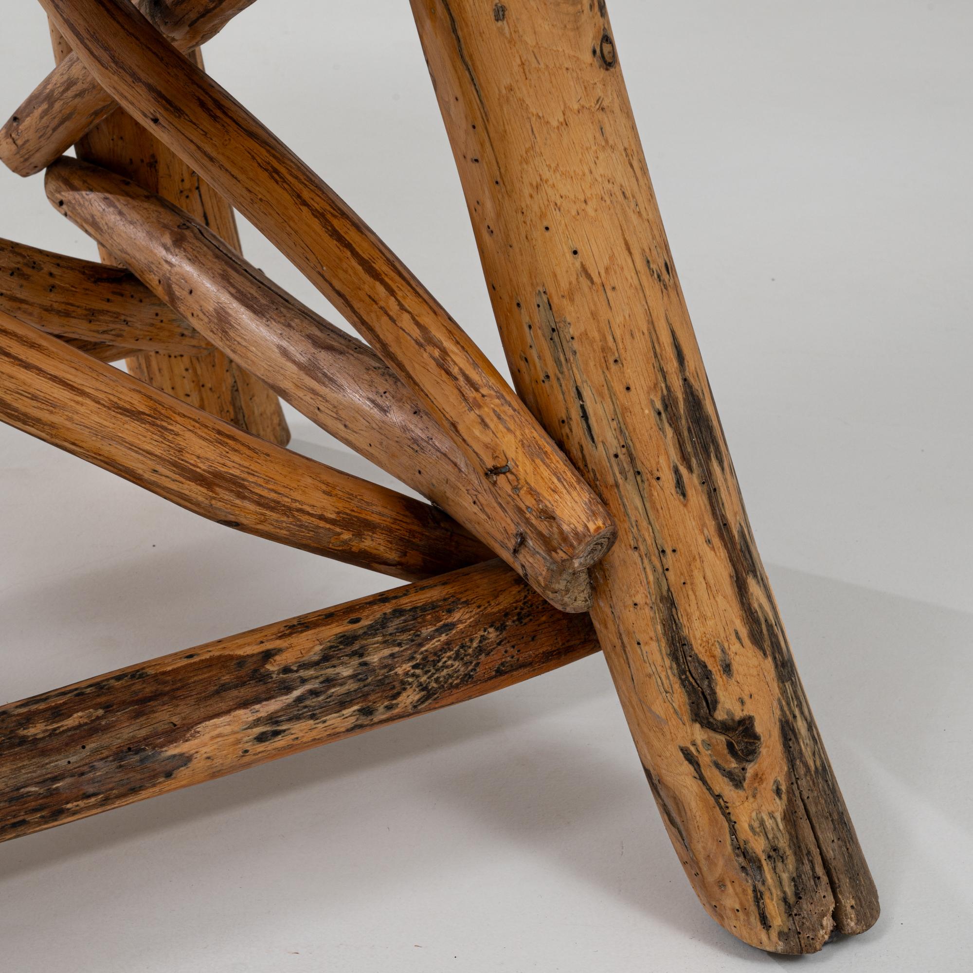 Table de salle à manger en bois brutaliste belge du 20e siècle avec base sculptée en vente 2