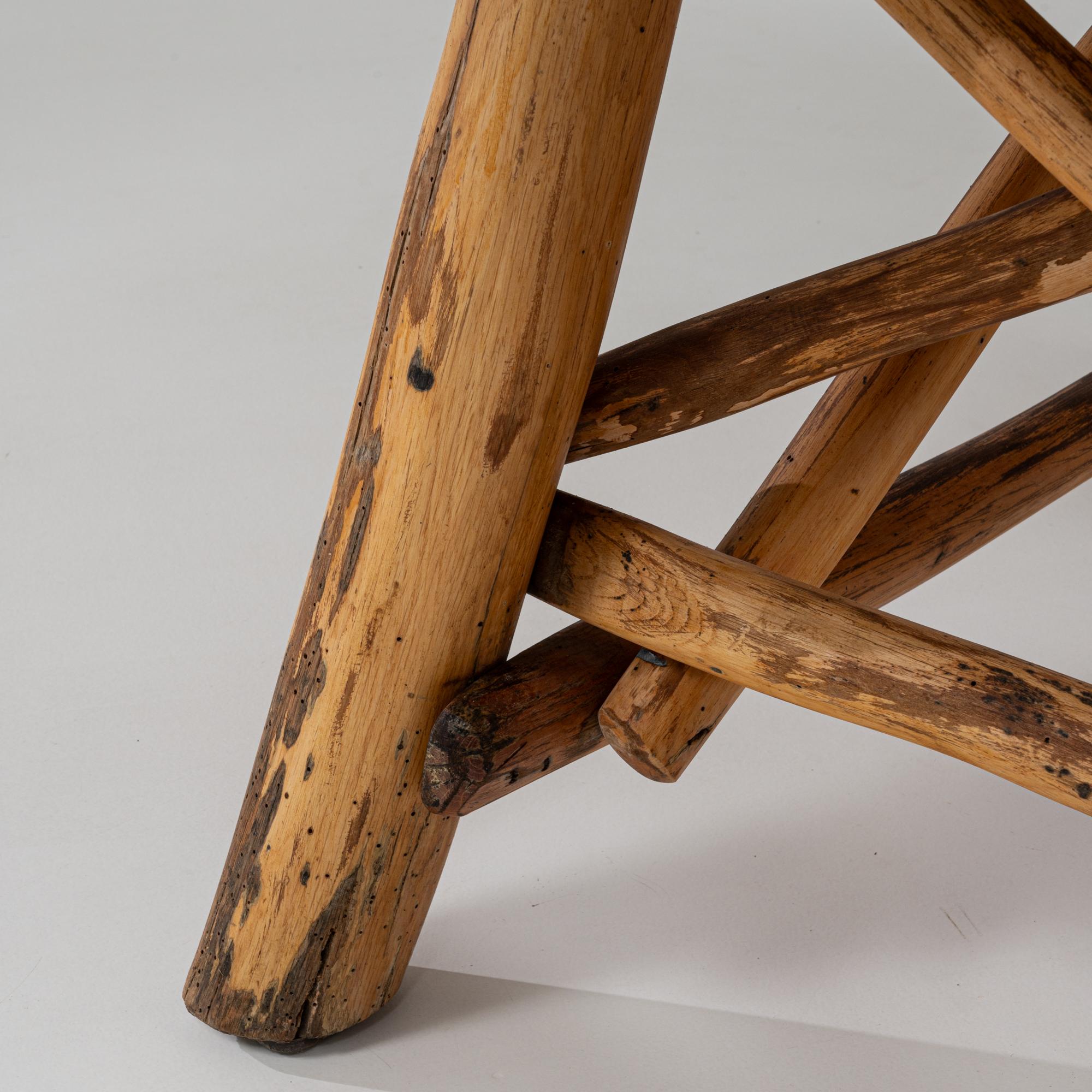 Table de salle à manger en bois brutaliste belge du 20e siècle avec base sculptée en vente 3