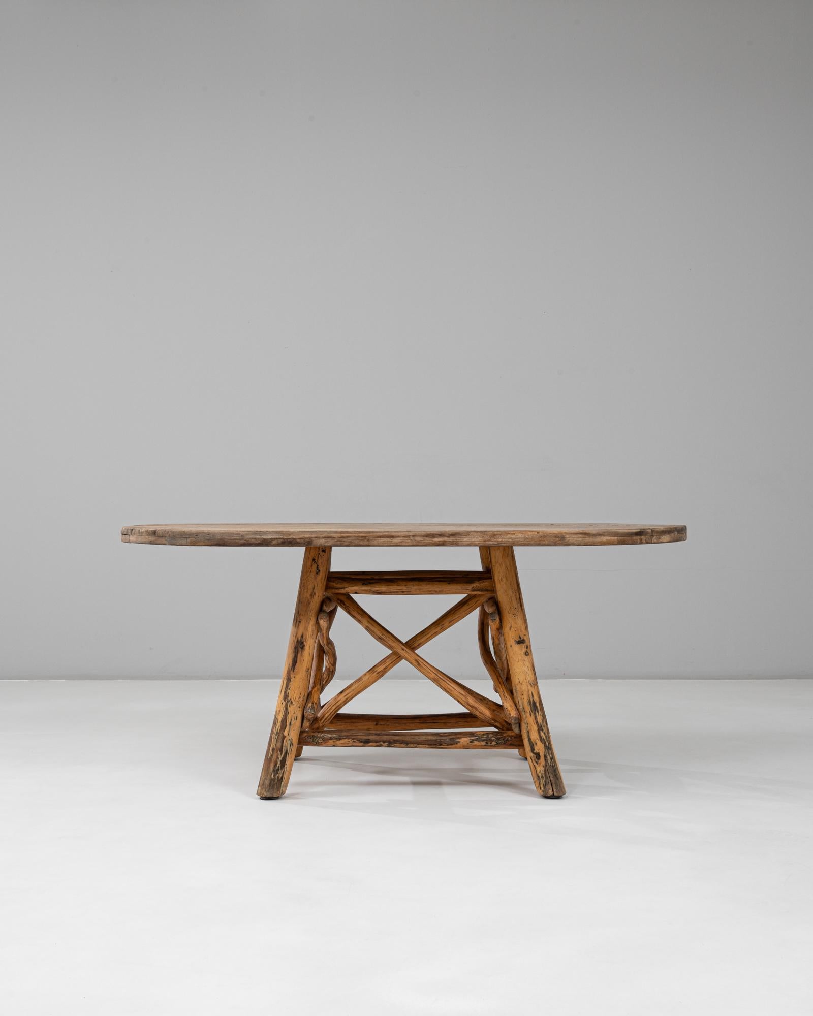 Cette table de salle à manger belge du XXe siècle illustre l'art brut de l'artisanat brutaliste. La construction en bois massif met en évidence une surface richement patinée, soulignant le grain naturel et le caractère organique du bois. La base