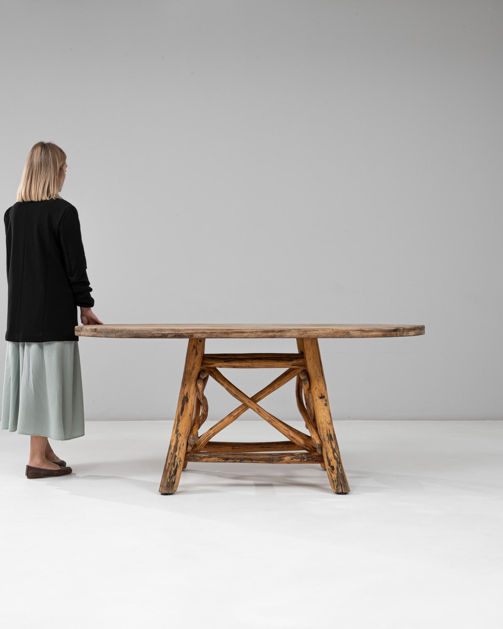 Brutalisme Table de salle à manger en bois brutaliste belge du 20e siècle avec base sculptée en vente