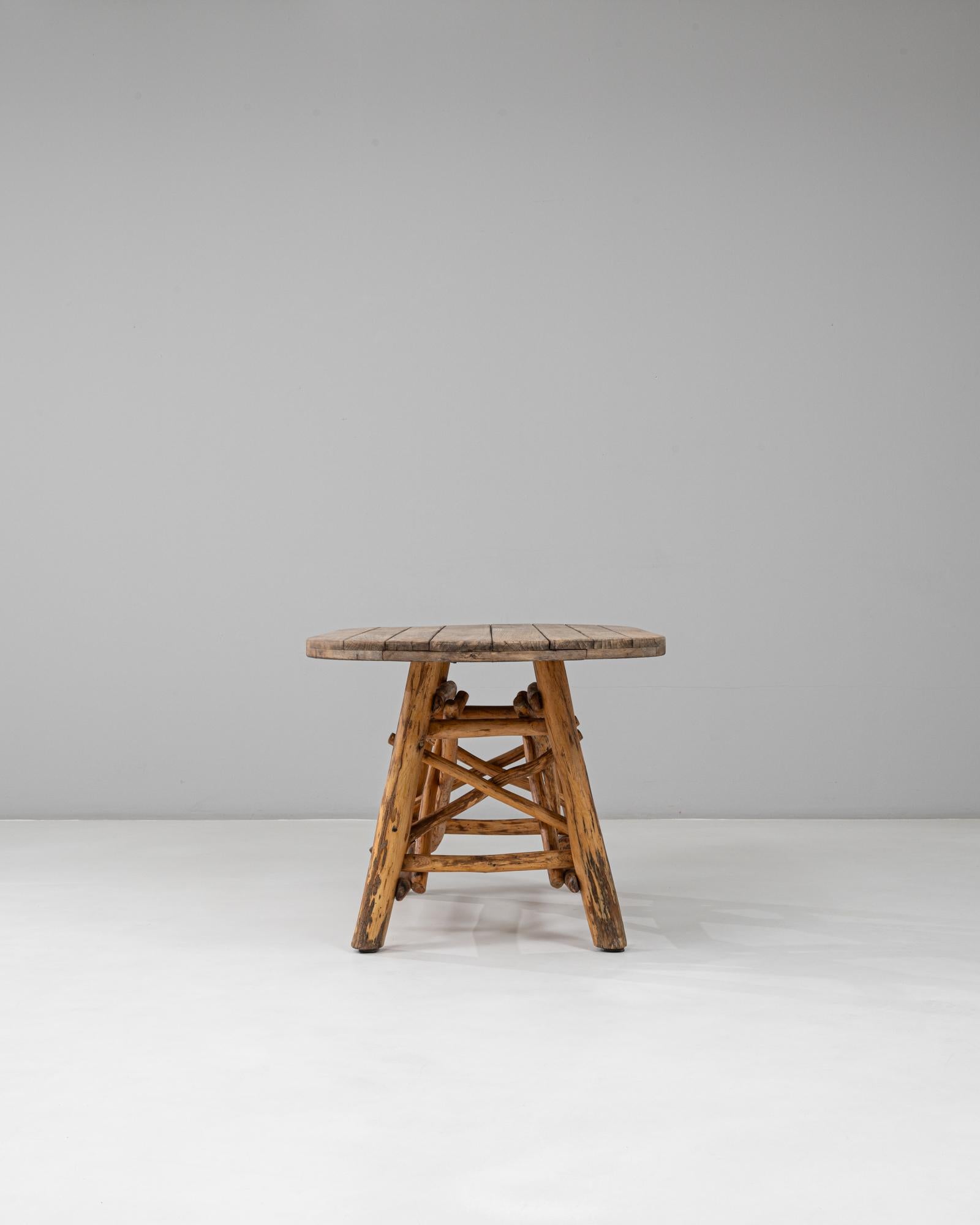 Belge Table de salle à manger en bois brutaliste belge du 20e siècle avec base sculptée en vente