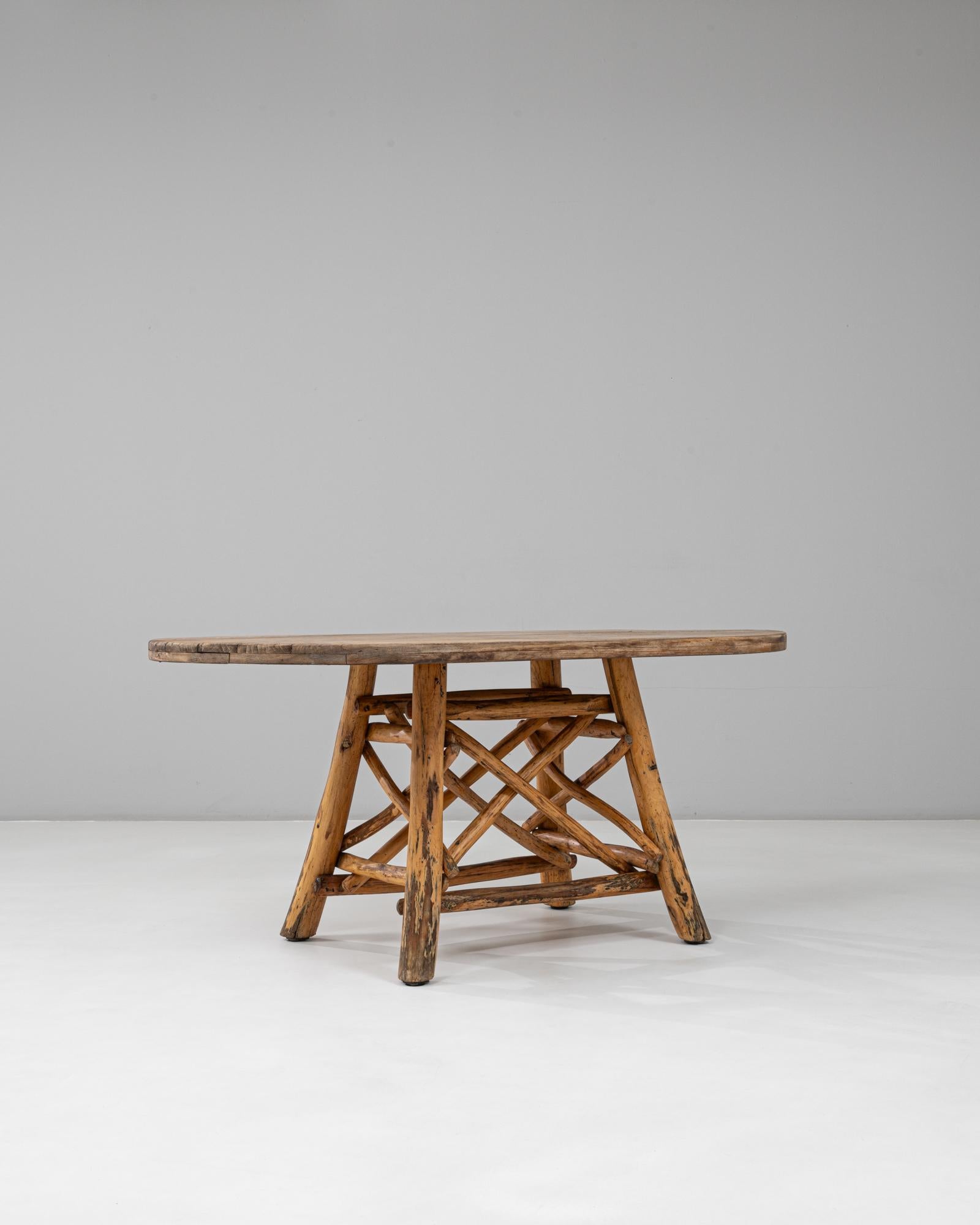 Sculpté à la main Table de salle à manger en bois brutaliste belge du 20e siècle avec base sculptée en vente