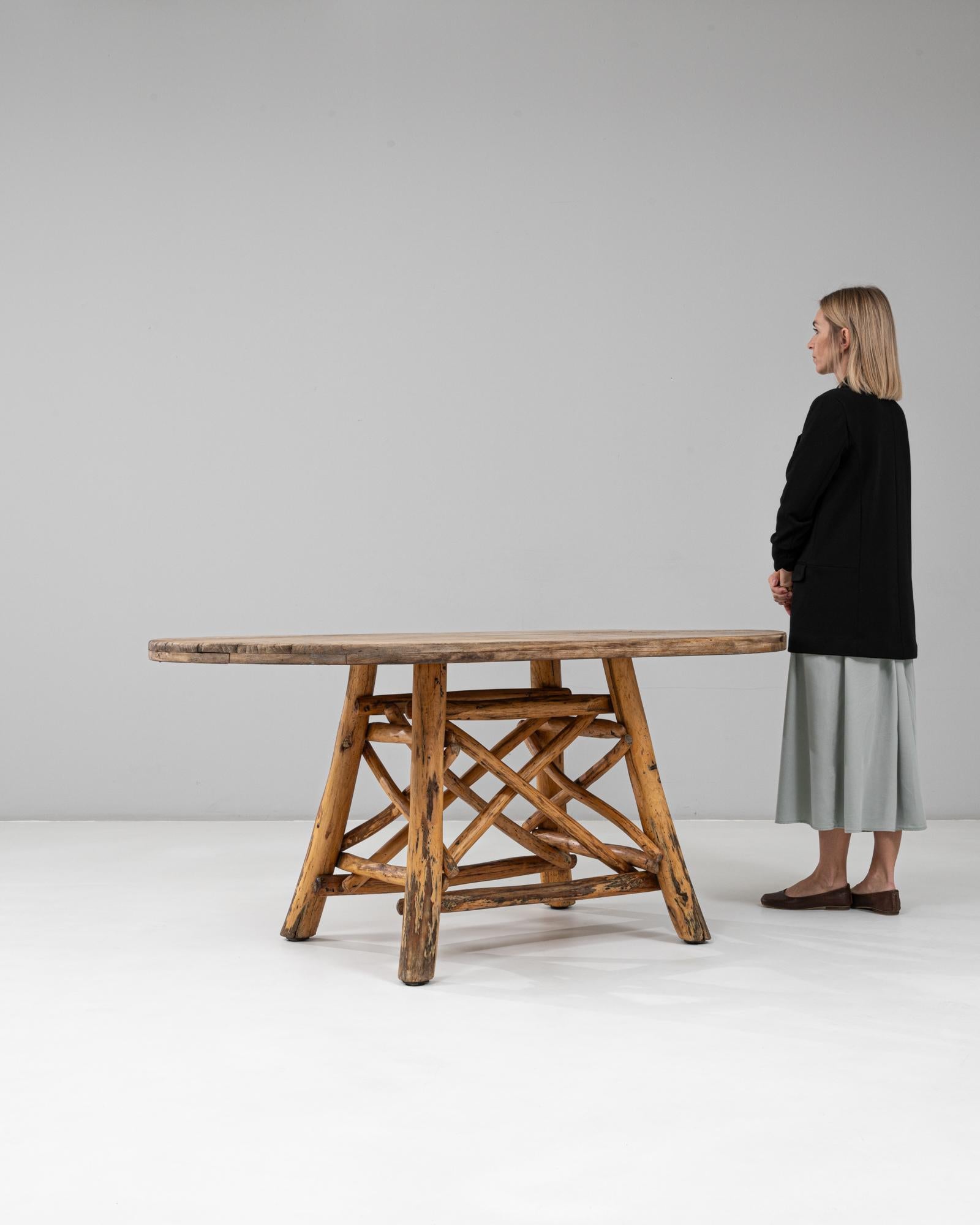Table de salle à manger en bois brutaliste belge du 20e siècle avec base sculptée Bon état - En vente à High Point, NC
