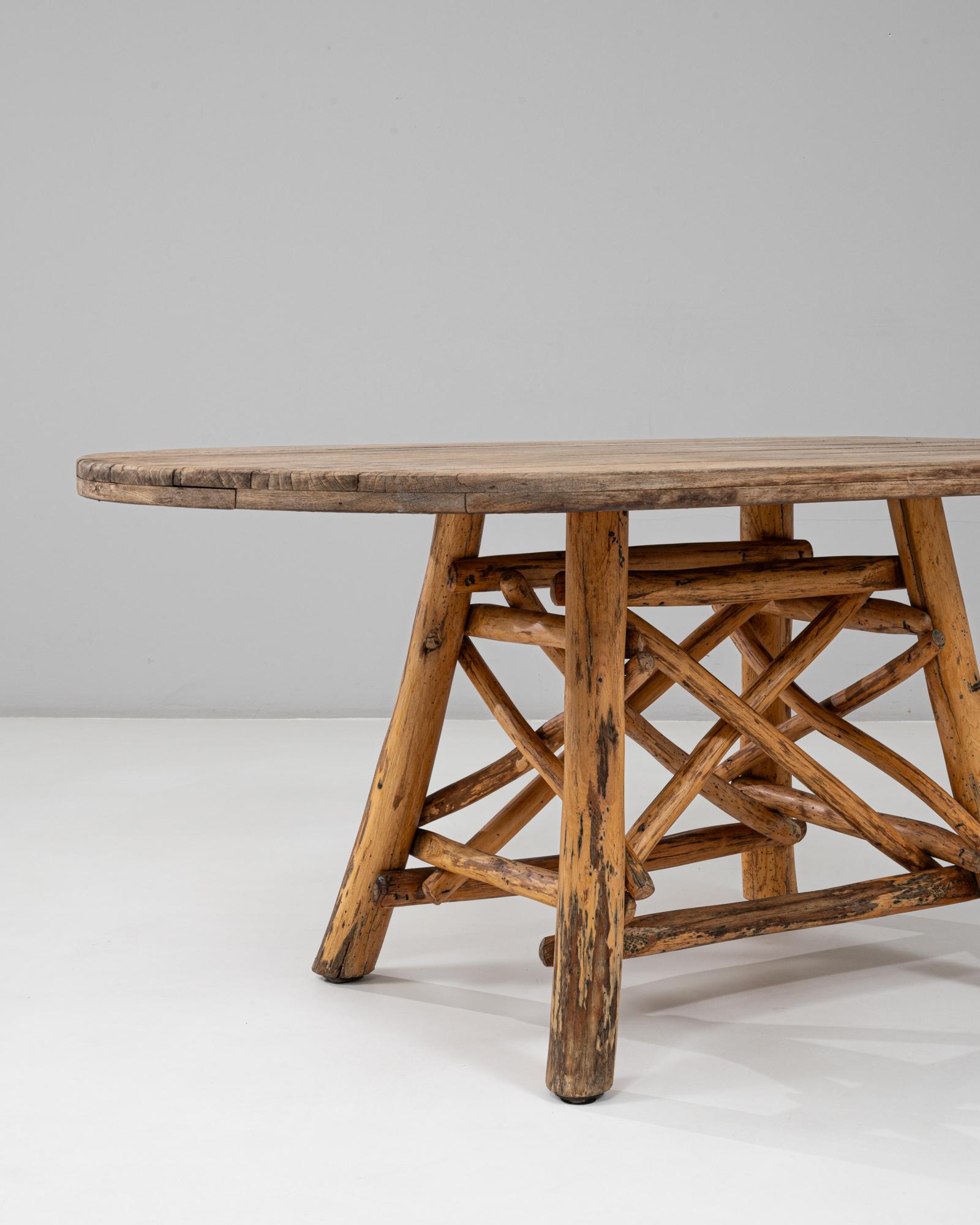 20ième siècle Table de salle à manger en bois brutaliste belge du 20e siècle avec base sculptée en vente