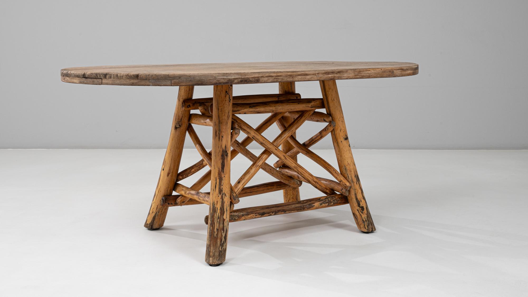 Bois Table de salle à manger en bois brutaliste belge du 20e siècle avec base sculptée en vente
