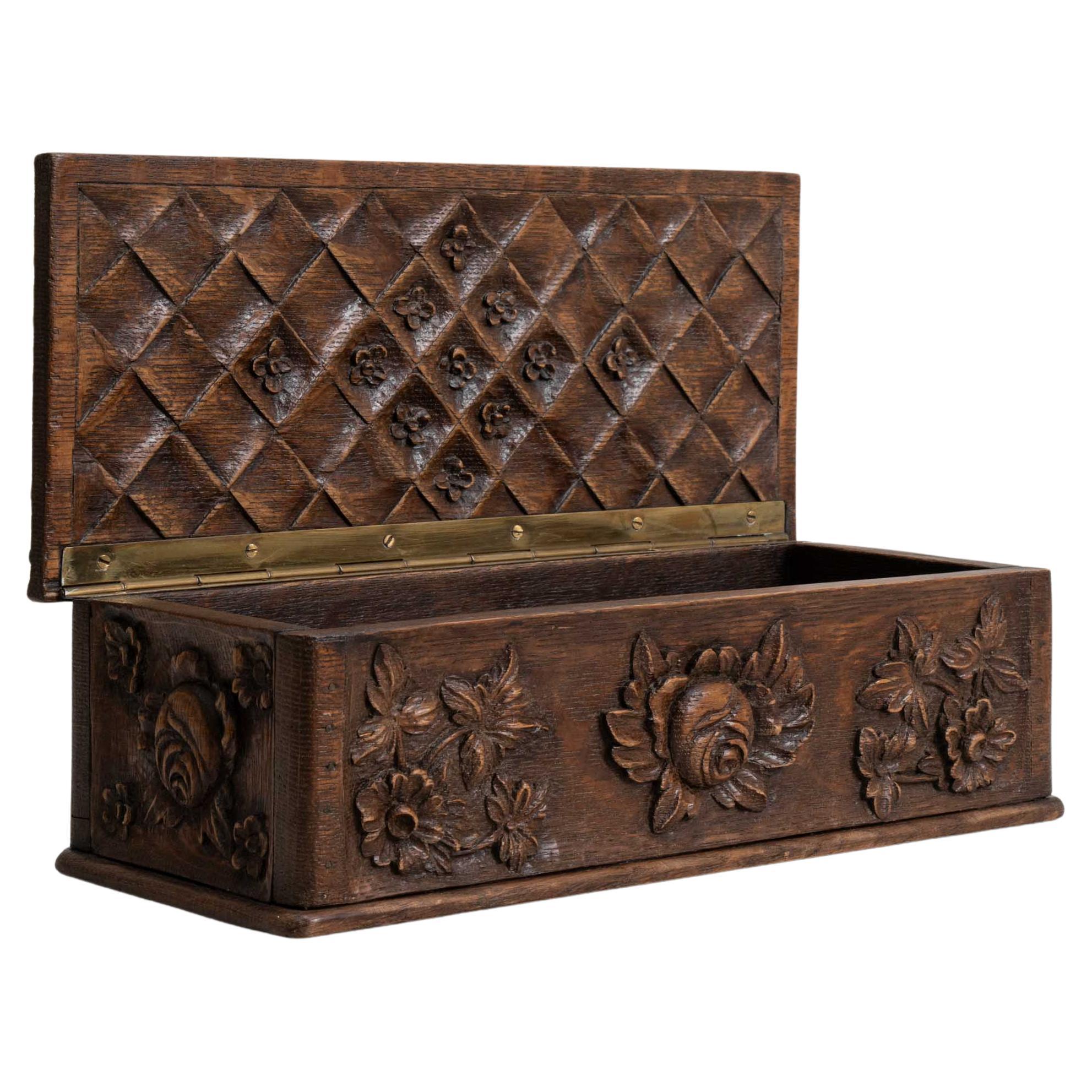 20. Jahrhundert Belgische geschnitzte Box mit floralen Details im Angebot