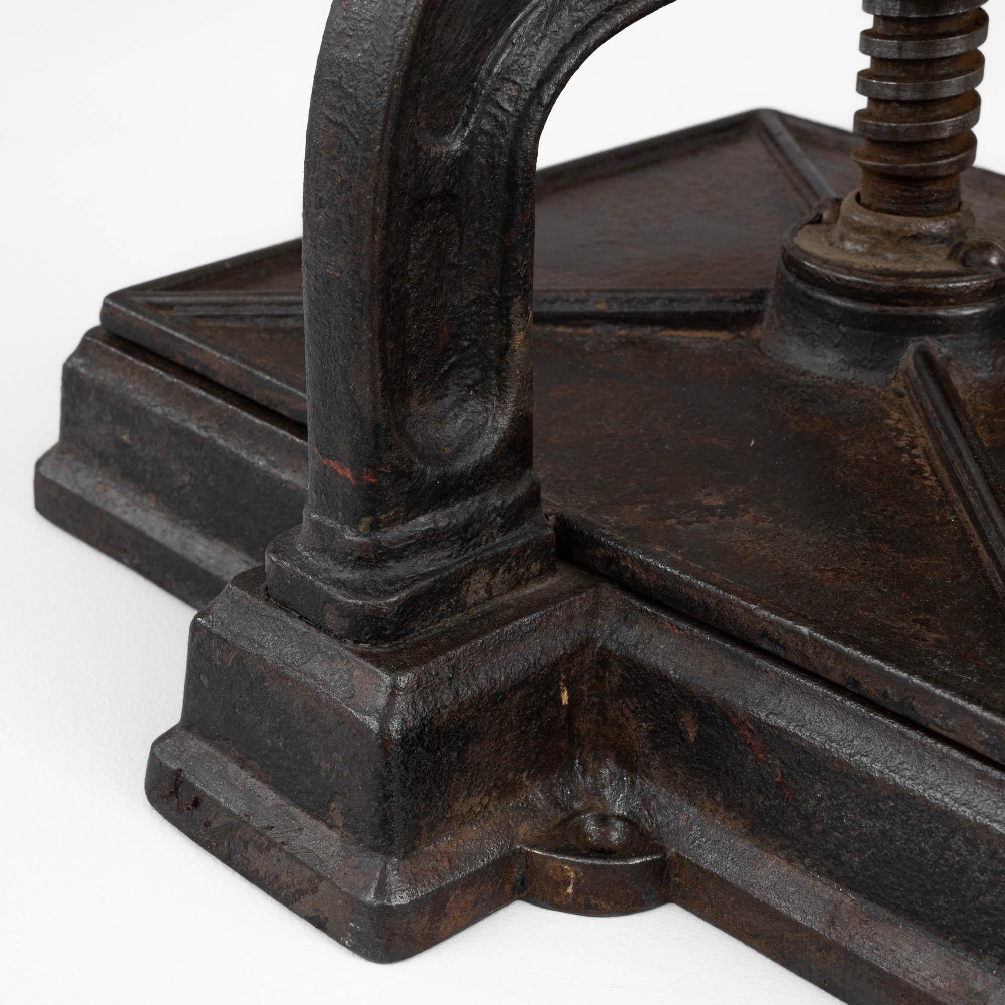 20th Century Belgian Cast Iron Press For Sale 7