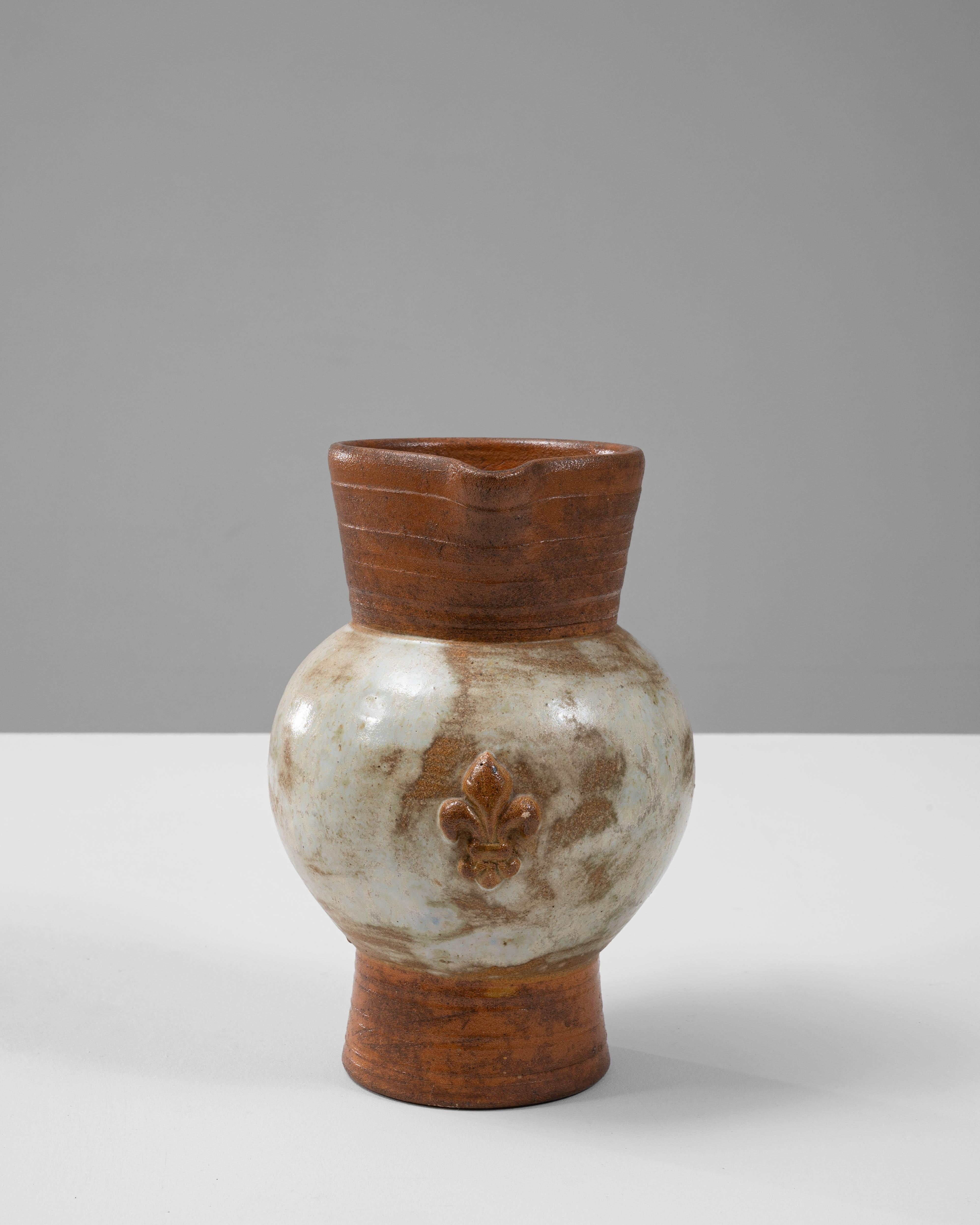 Ce charmant pichet en céramique du 20e siècle de G. Losson est un exemple de l'artisanat belge traditionnel. Le corps bulbeux est fini avec un mélange de brun terreux et de glaçure douce et mouchetée dans des tons crème subtils, créant un aspect