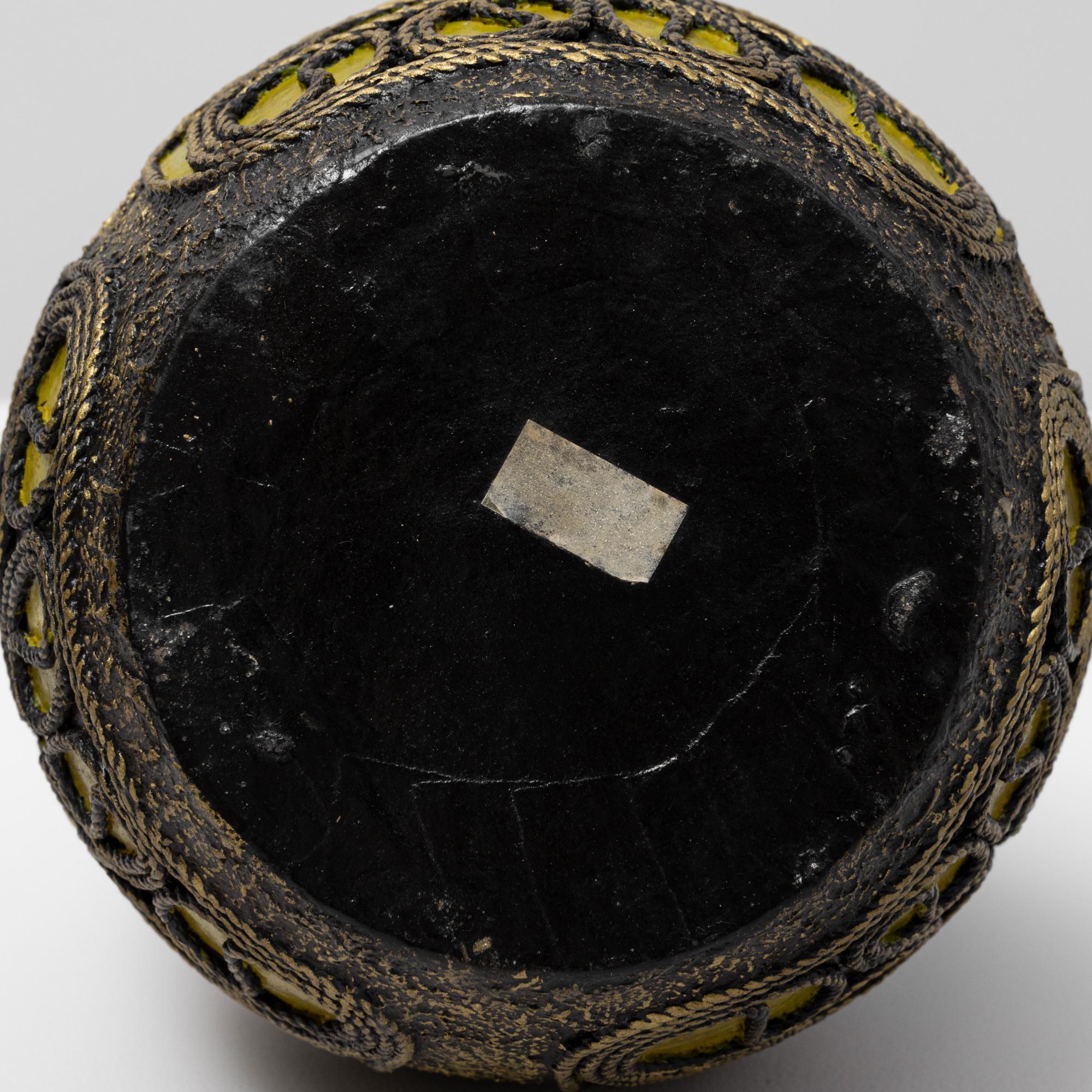 Vase en céramique belge du 20e siècle avec détails ornés en vente 4