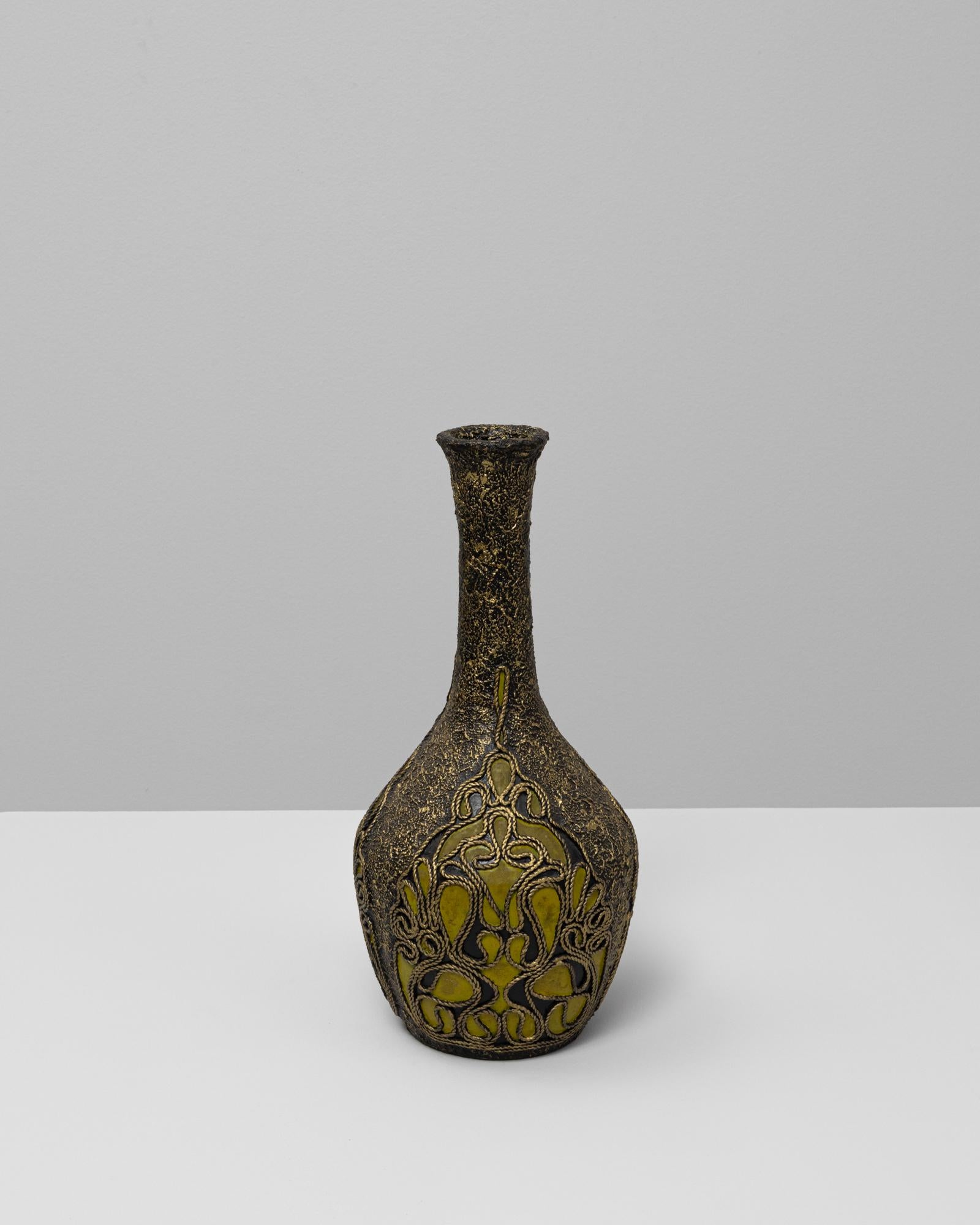 Vase en céramique belge du 20e siècle avec détails ornés Bon état - En vente à High Point, NC