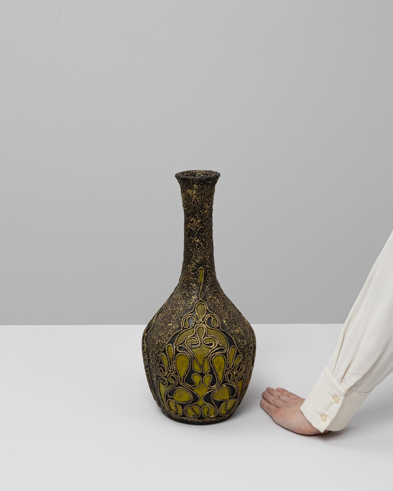 20ième siècle Vase en céramique belge du 20e siècle avec détails ornés en vente