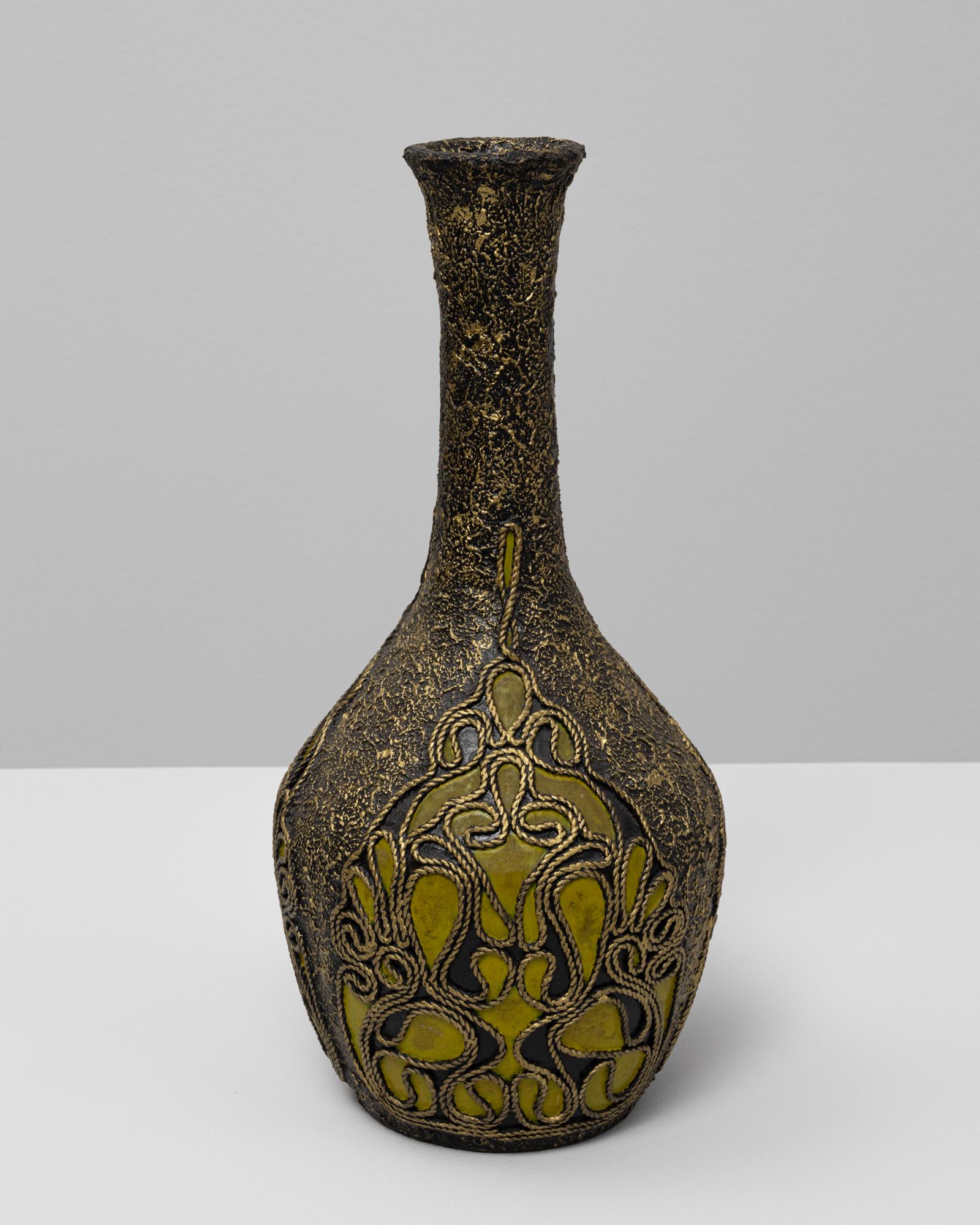 Céramique Vase en céramique belge du 20e siècle avec détails ornés en vente