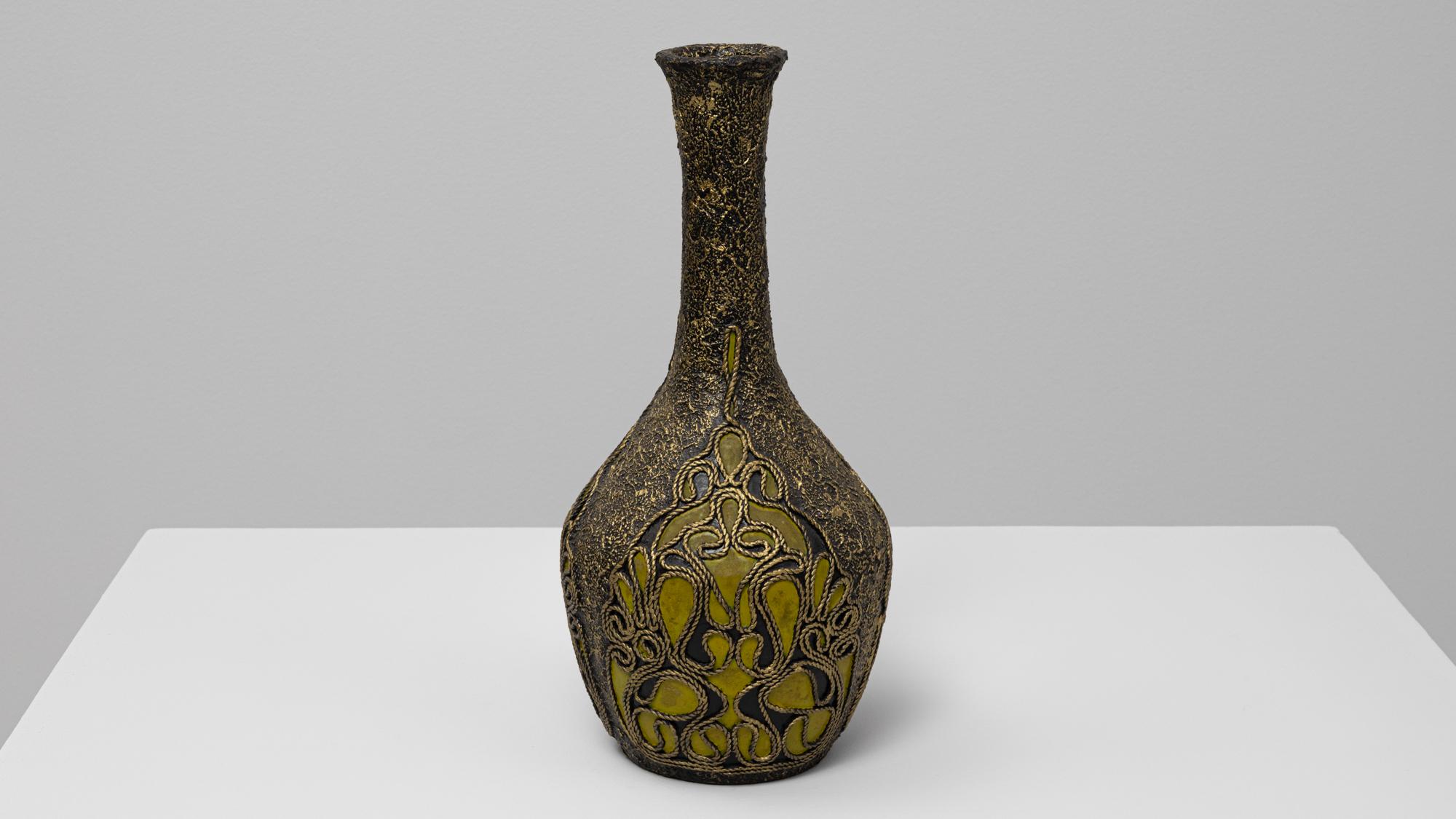 Vase en céramique belge du 20e siècle avec détails ornés en vente 1