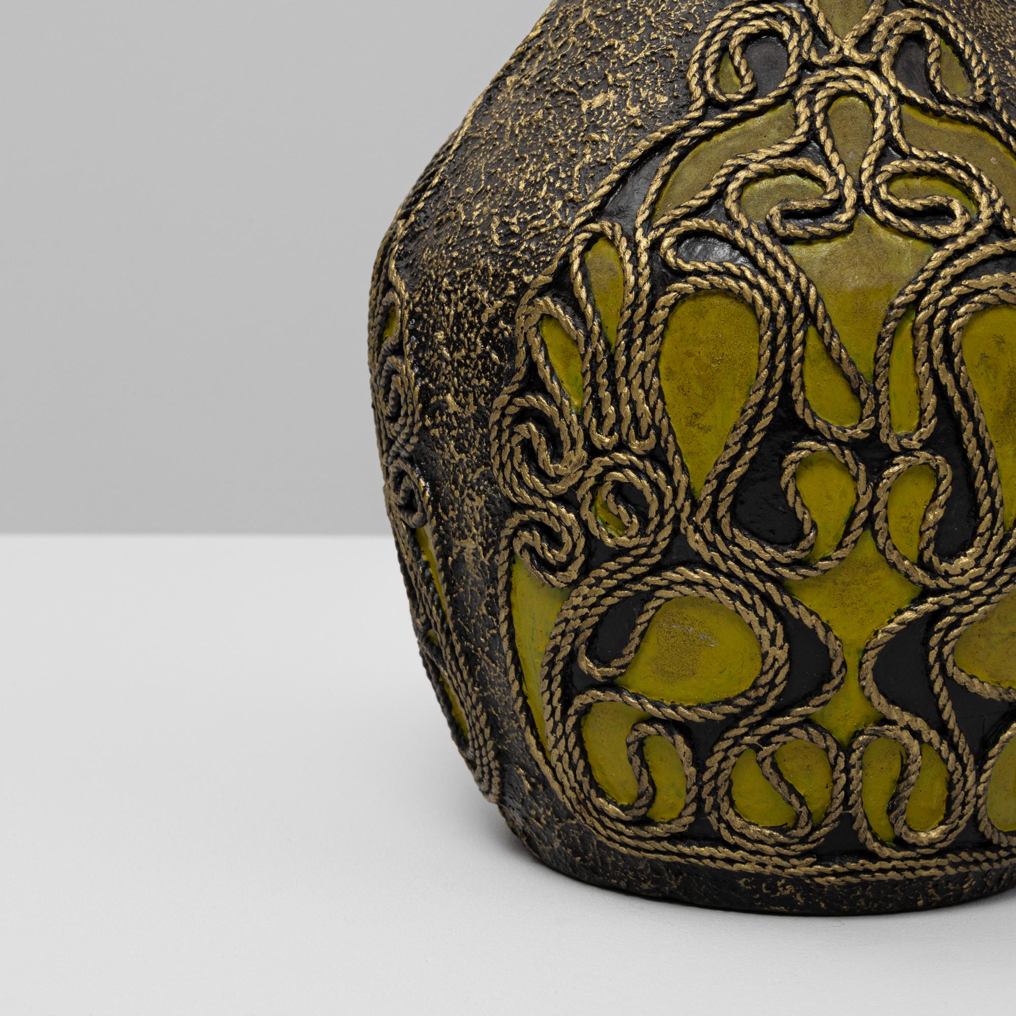 Vase en céramique belge du 20e siècle avec détails ornés en vente 3