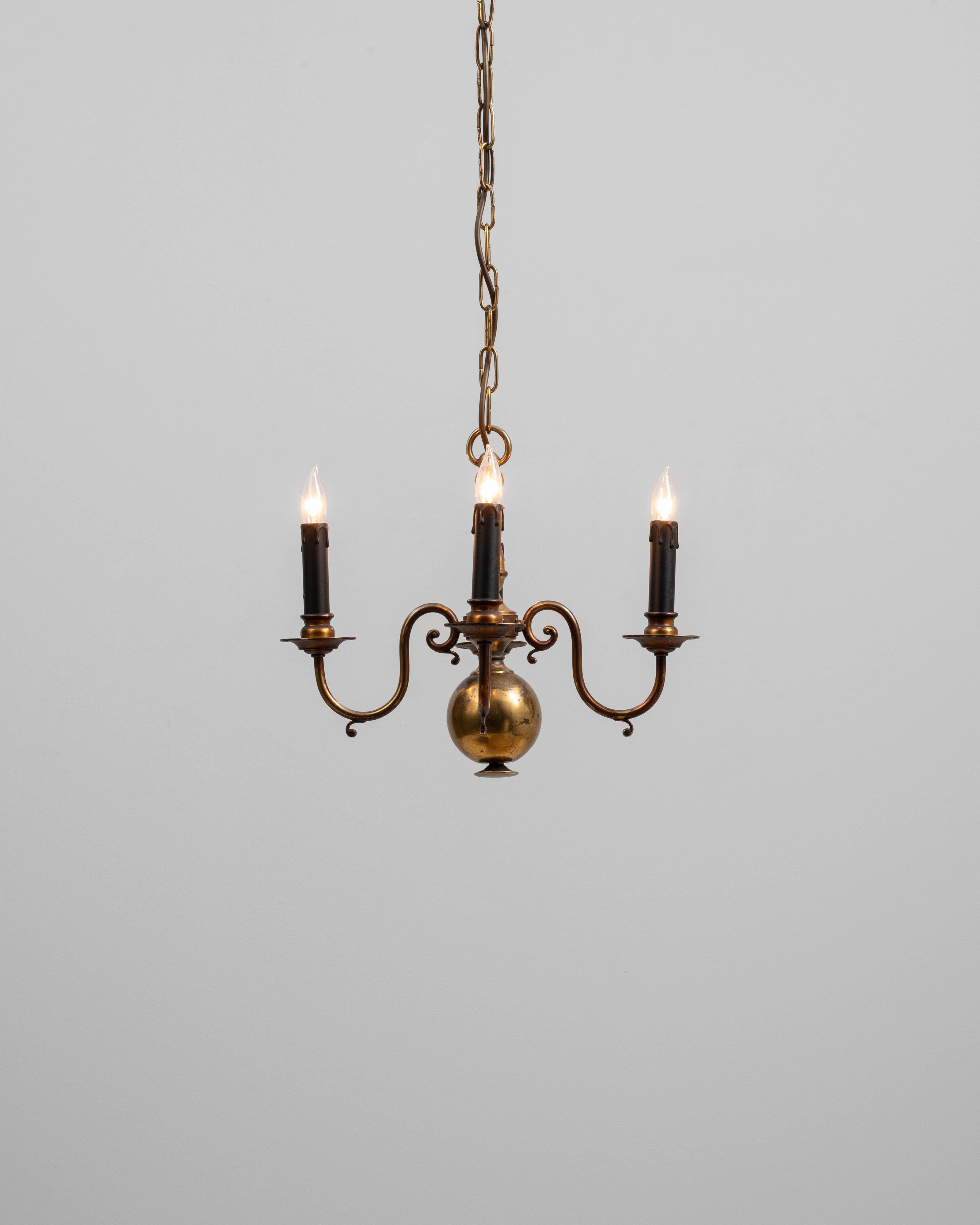 Neocoloniale Lampadario a tre bracci in ottone in stile Coloniale belga del XX secolo in vendita