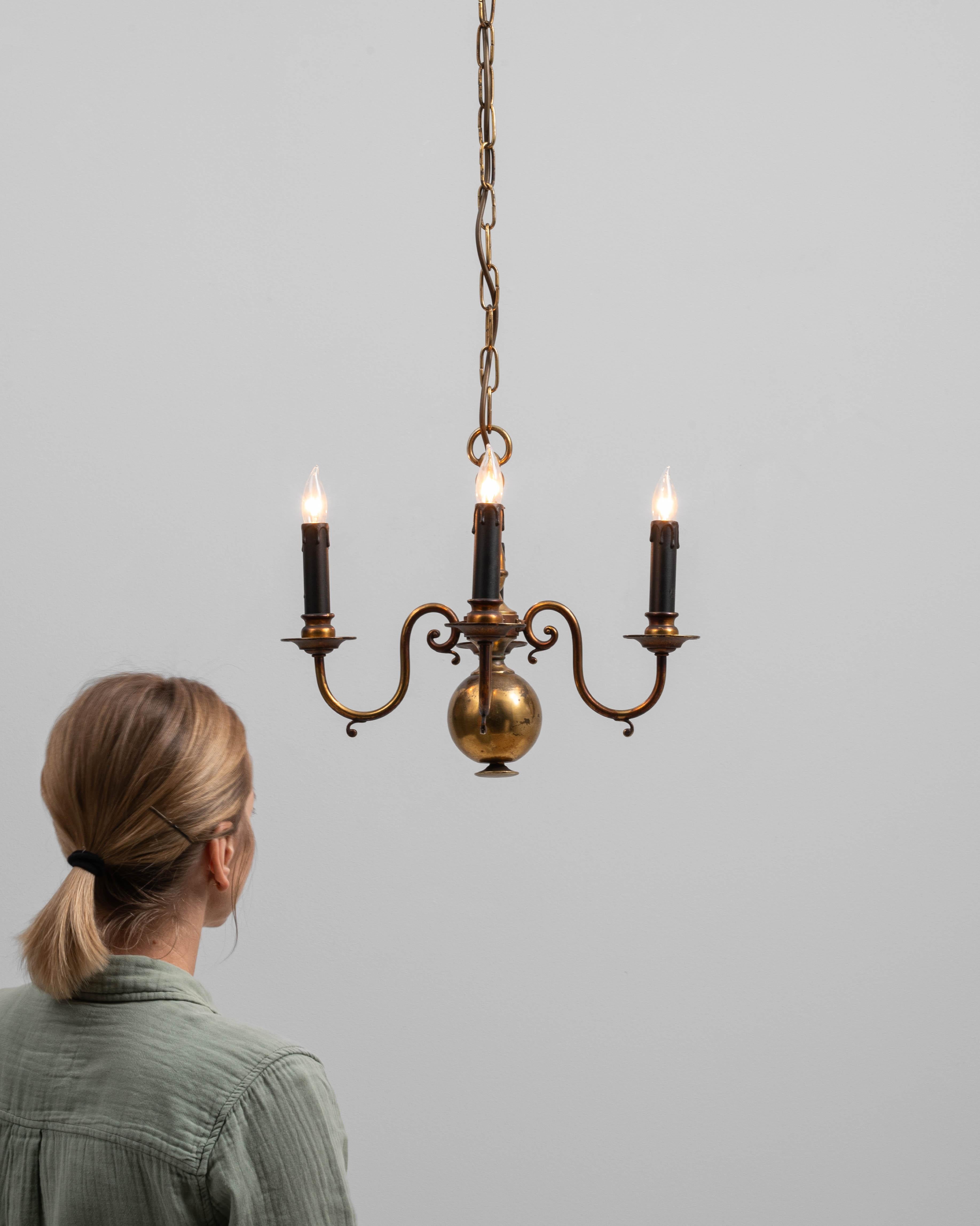 Belga Lampadario a tre bracci in ottone in stile Coloniale belga del XX secolo in vendita