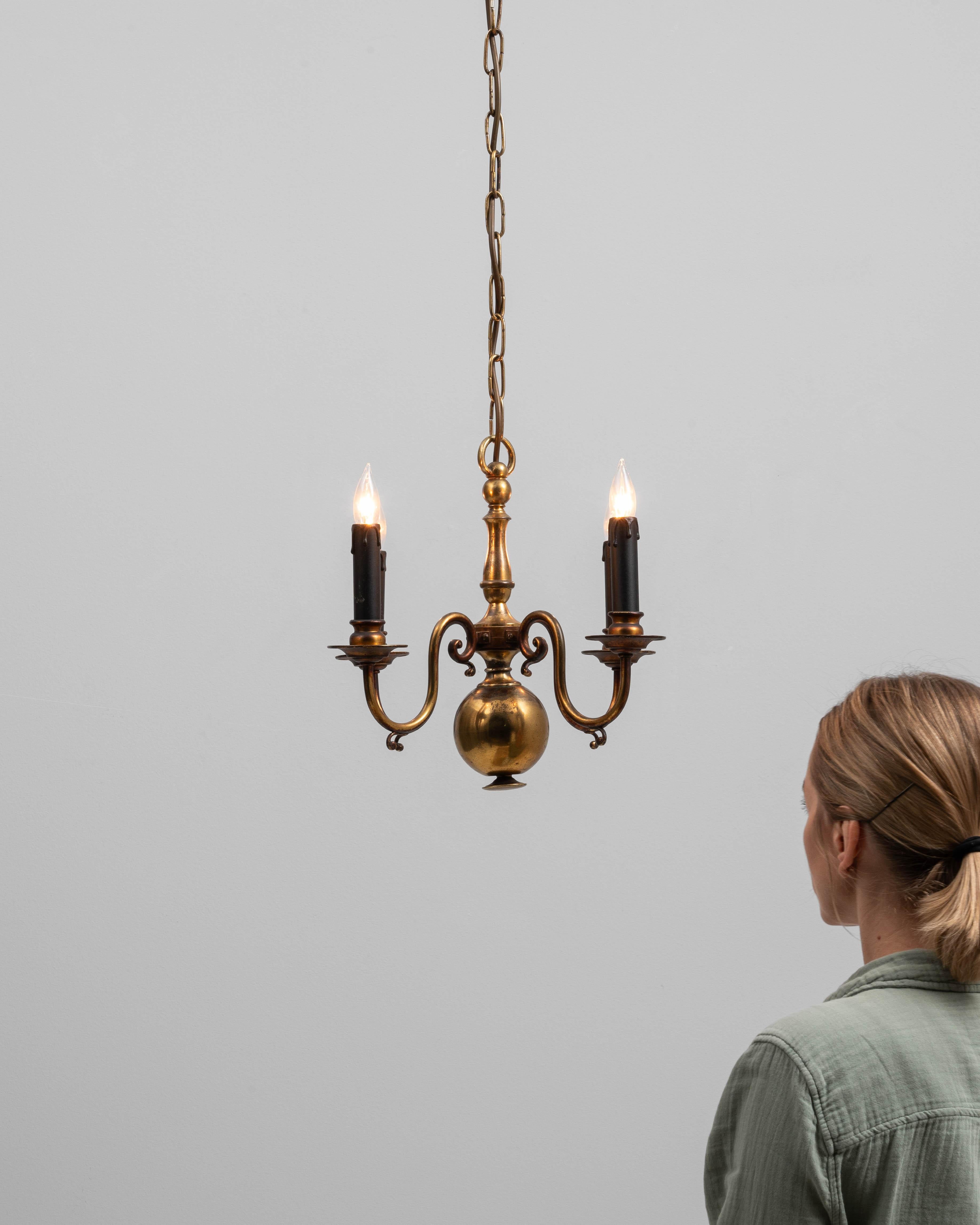 Lampadario a tre bracci in ottone in stile Coloniale belga del XX secolo In condizioni buone in vendita a High Point, NC