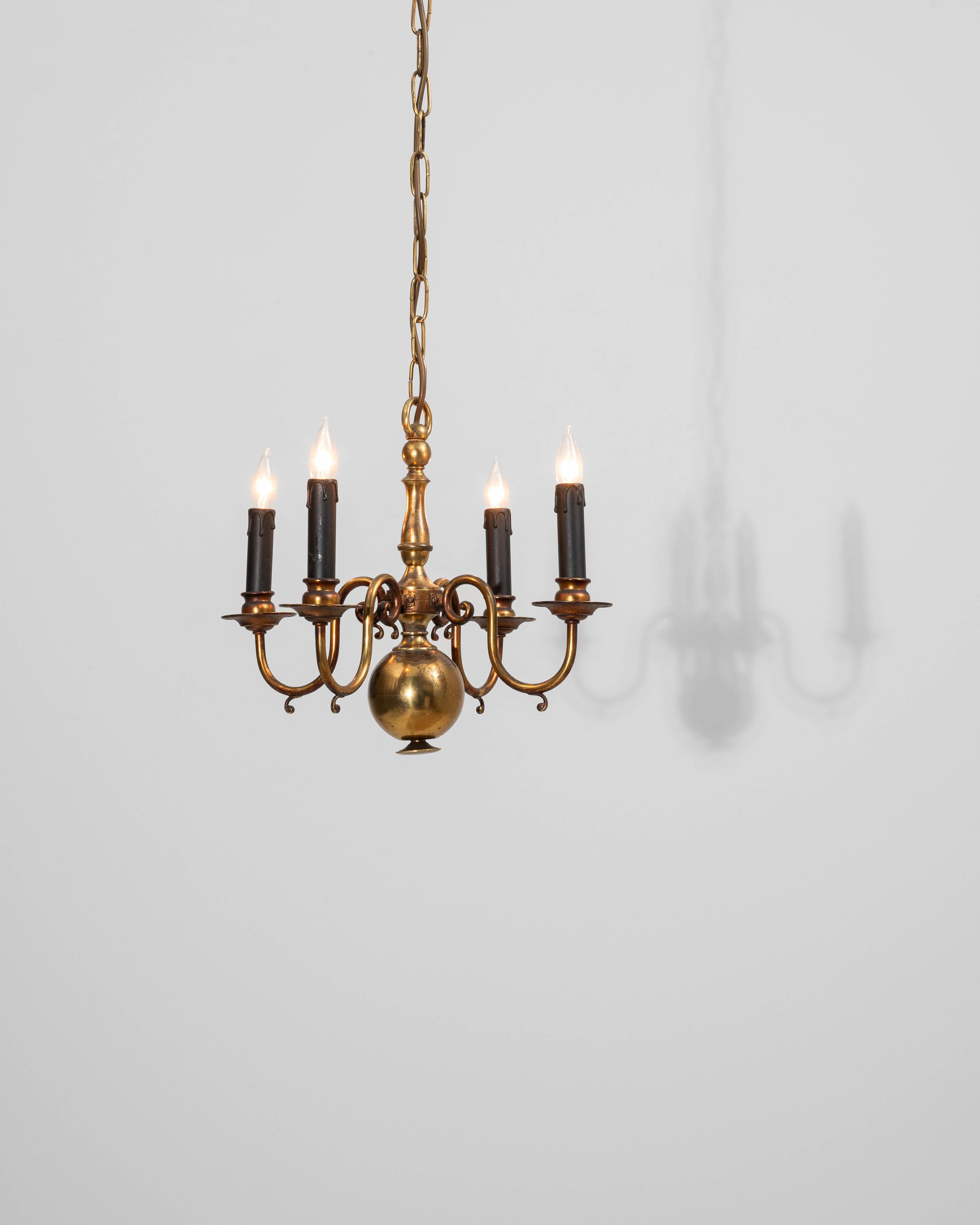 Ottone Lampadario a tre bracci in ottone in stile Coloniale belga del XX secolo in vendita