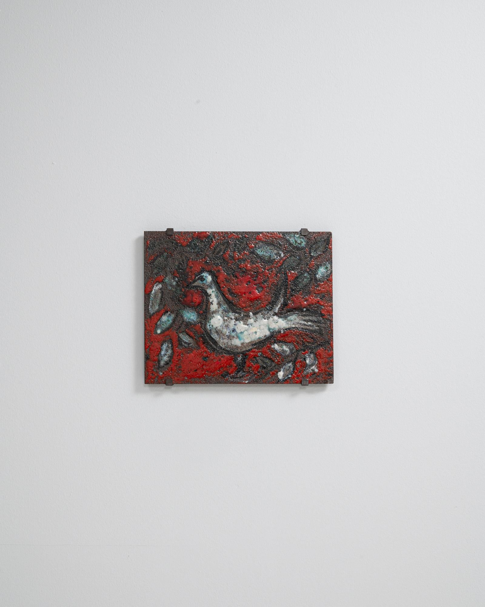 Pièce frappante de l'art belge du milieu du siècle, ce panneau mural en béton texturé représente un oiseau stylisé en mouvement, dans des tons audacieux de rouge, de noir et de blanc, avec des accents de turquoise. La surface fortement texturée et