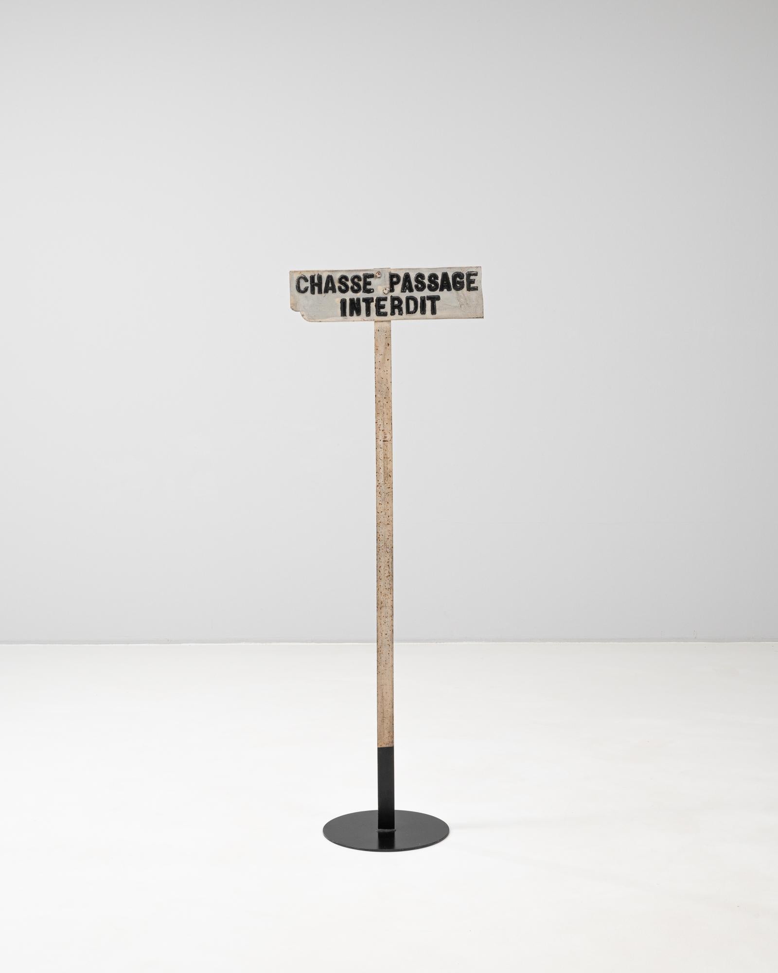 Questo cartello di caccia belga del XX secolo è un raro pezzo di design utilitaristico, che offre un fascino rustico e un autentico carattere storico. Dipinto a mano con la scritta 