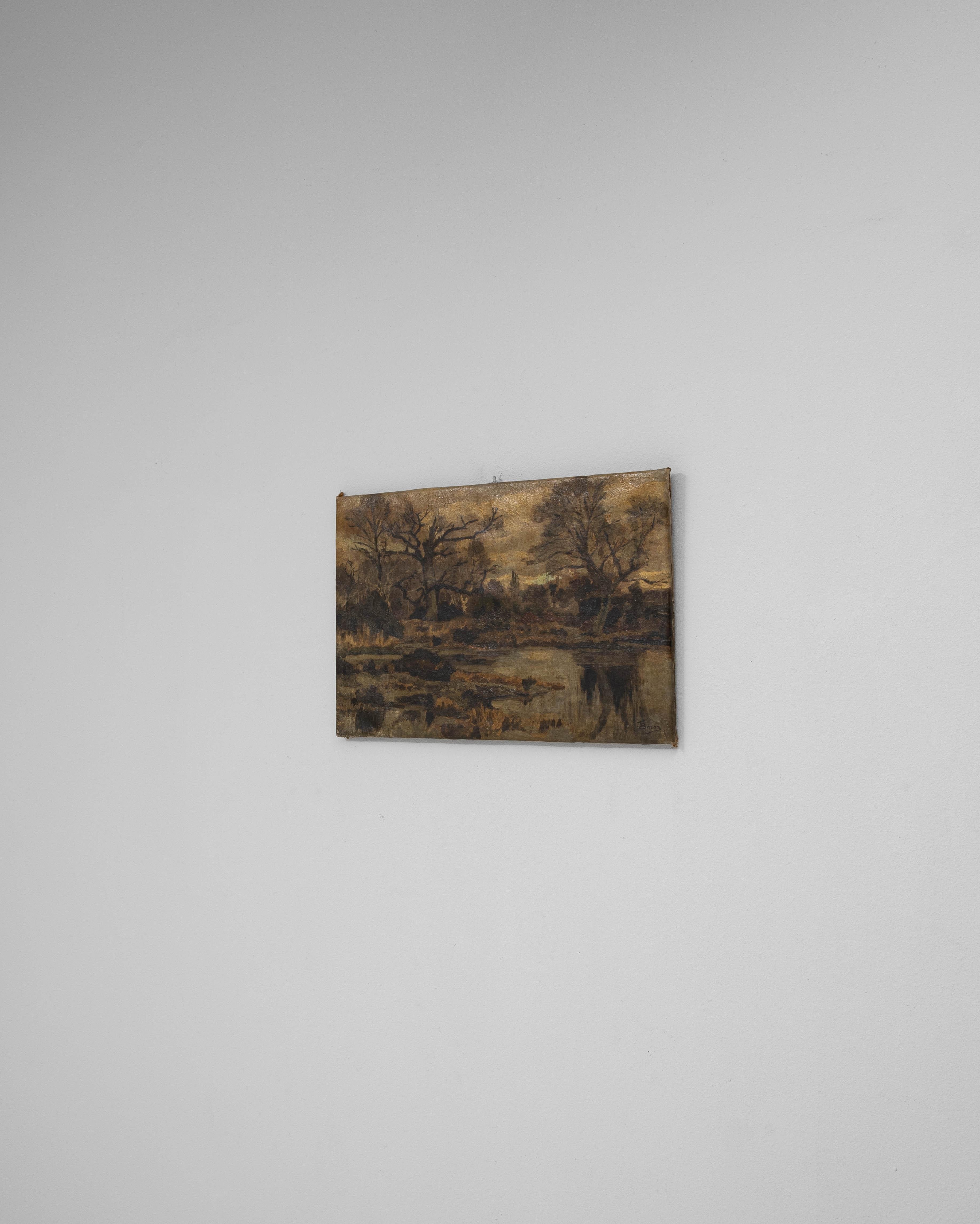 Dieses belgische Landschaftsgemälde aus dem 20. Jahrhundert fängt eine stimmungsvolle, atmosphärische Szene ein, die in tiefen Erdtönen und weichen, geschichteten Pinselstrichen dargestellt ist. Kahle Bäume erstrecken sich über die Komposition, ihre